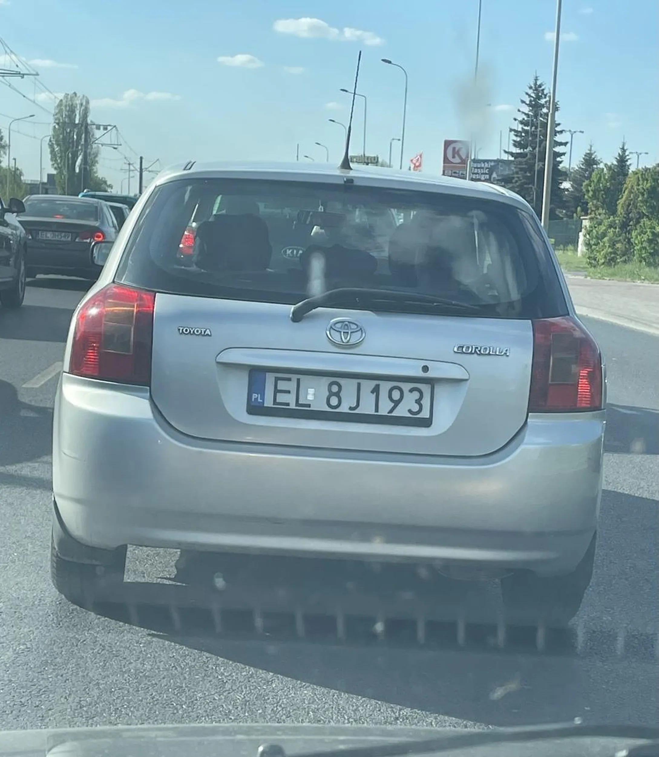 Nie używa kierunkowskazów.