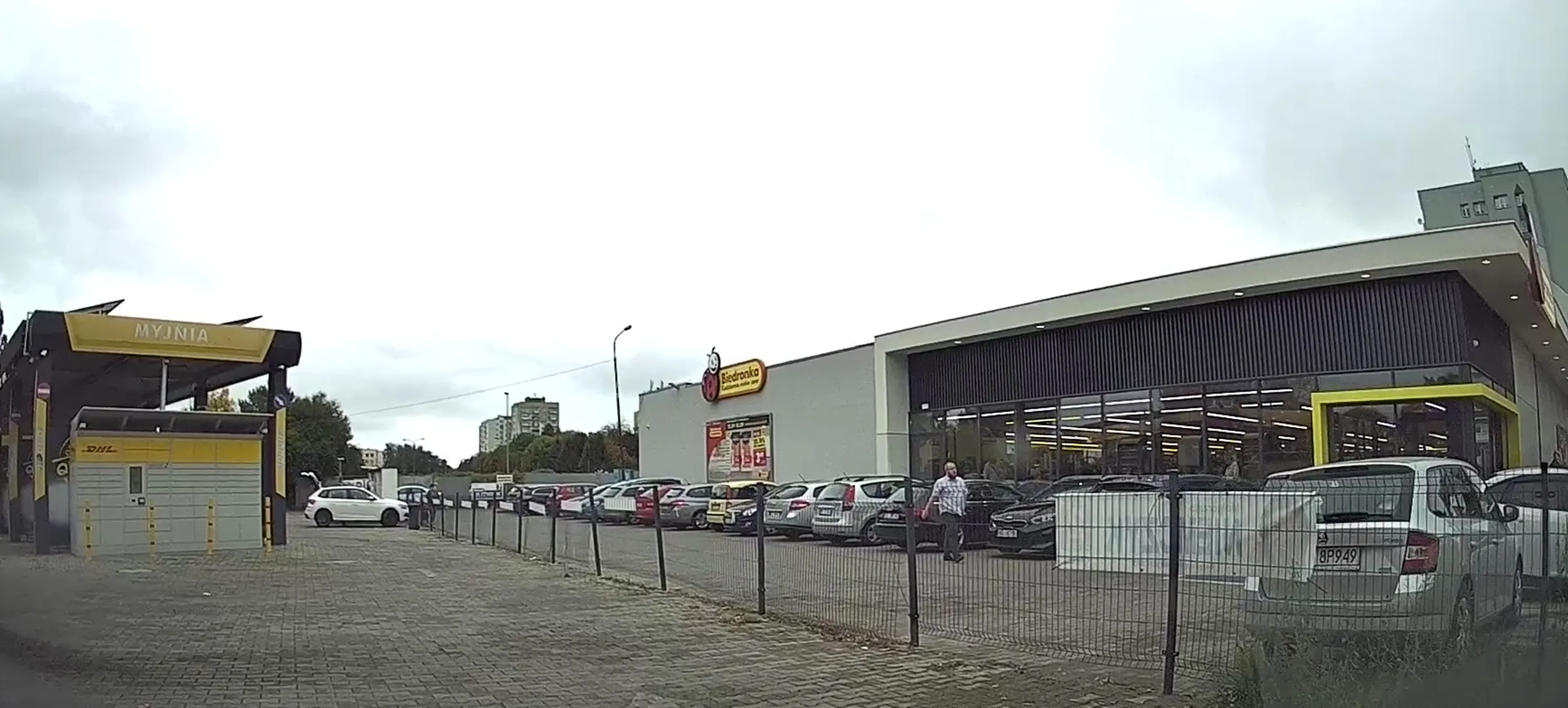 trzeba było wjechać do środka biedronki