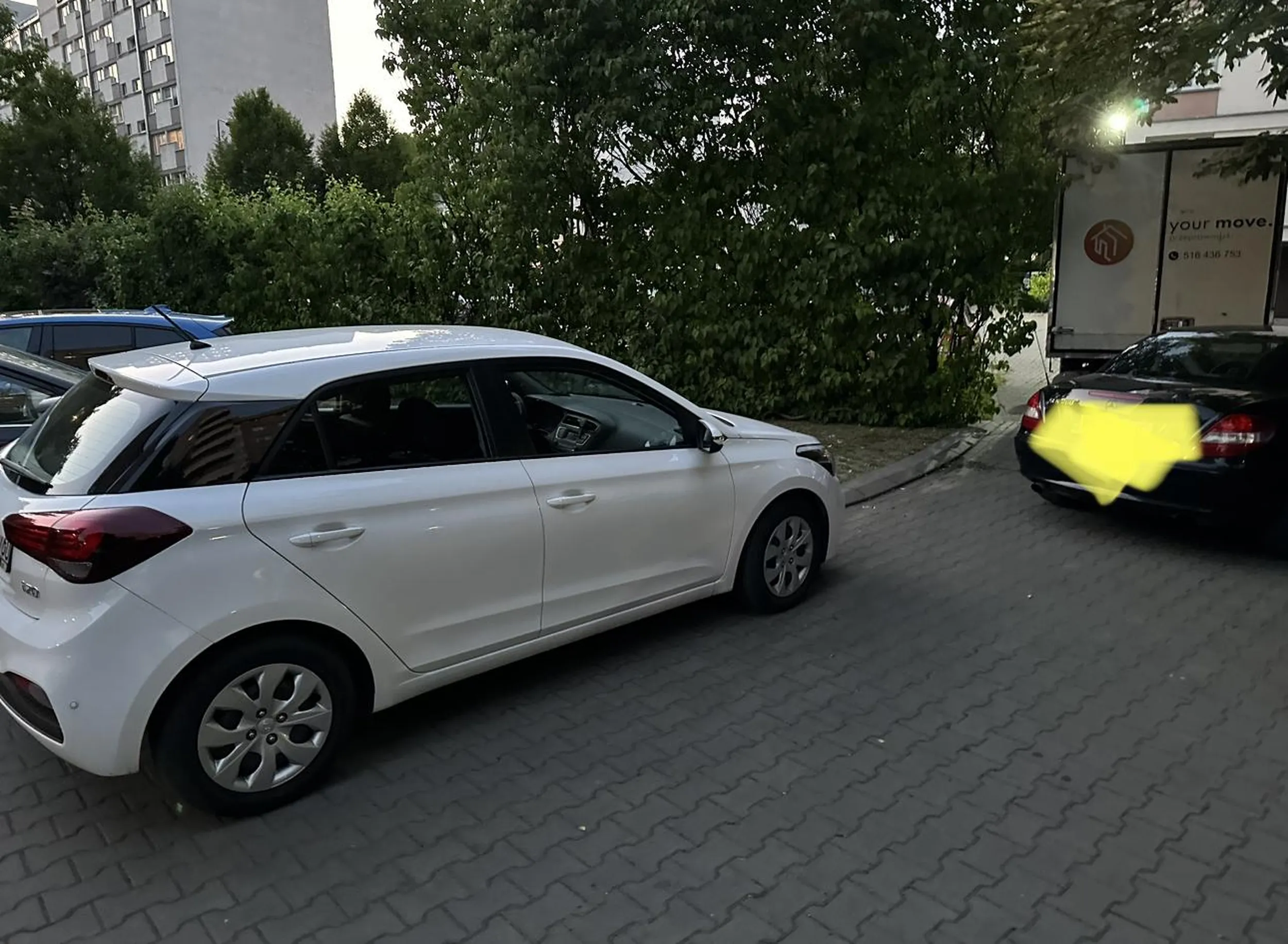 Kierowca Hyundaia zastawił wyjazd z parkingu i nikt nie może wyjechać. Gdyby nie kamery na bloku to zabrałbym ci tablice i wyrzucił do śmieci