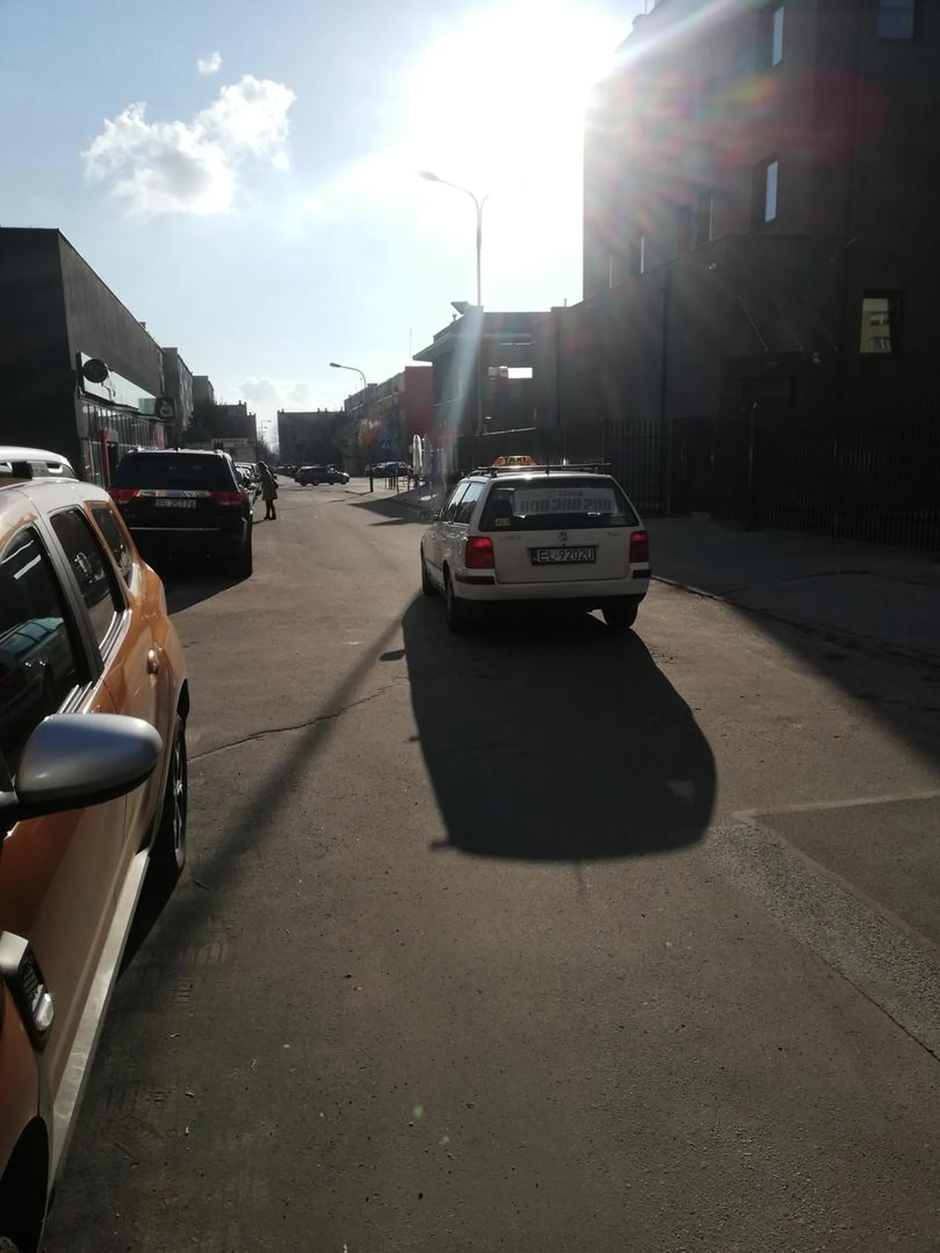 Kierowca taksówki. Trzeba uważać. Prawie przejechał mnie na przejściu. Jeszcze wydzierał się i groził palcem