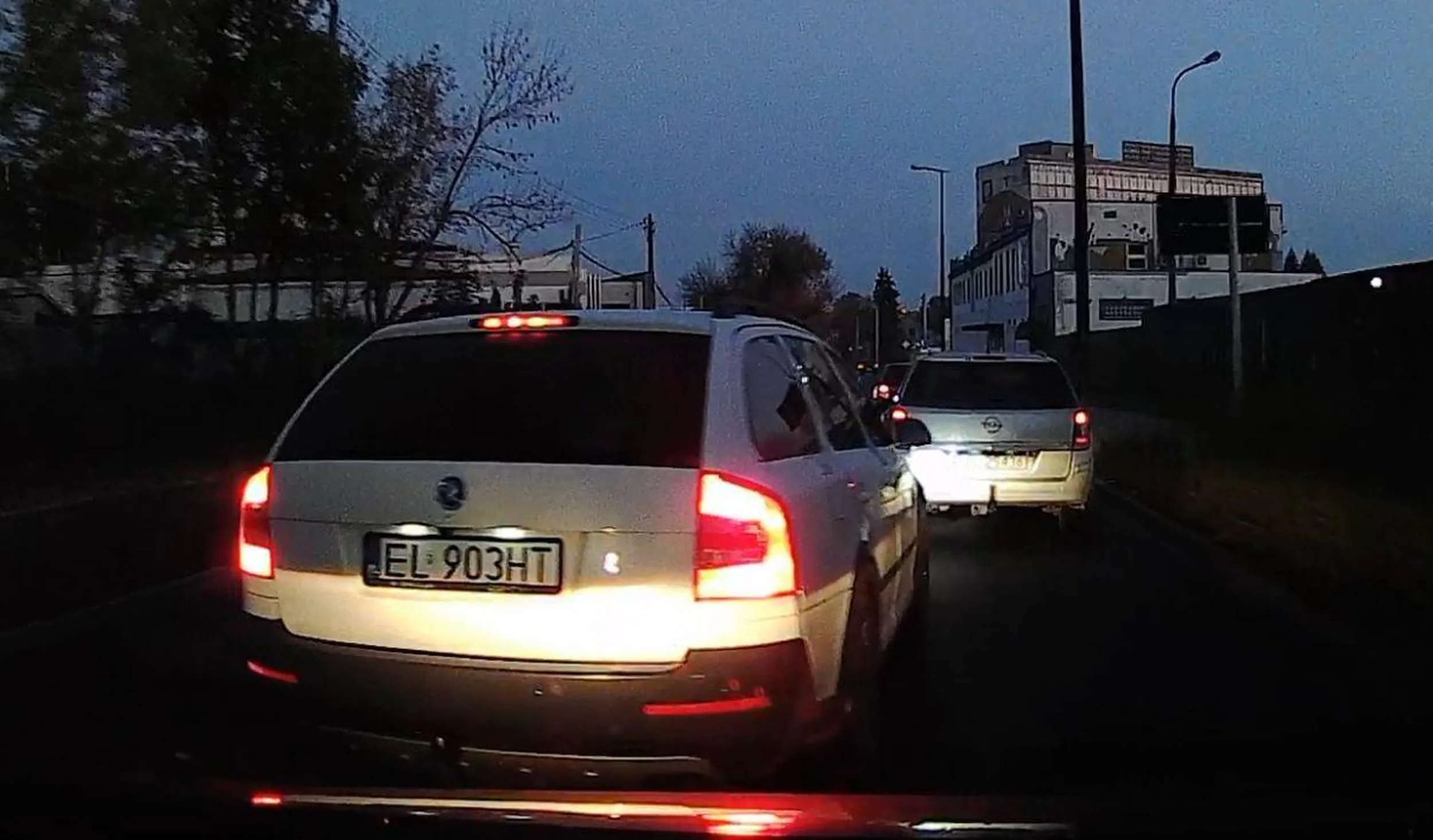 Człowieku, ogarnij się bo to co dzisiaj odwaliłeś na ul. Obywatelskiej w Łodzi po zjeździe z ronda przy Waltera-Janke sprawia, że wątpię czy powinieneś mieć prawo jazdy. Kiepska widoczność, intensywny ruch, a ty gamoniu takie rzeczy uskuteczniasz...