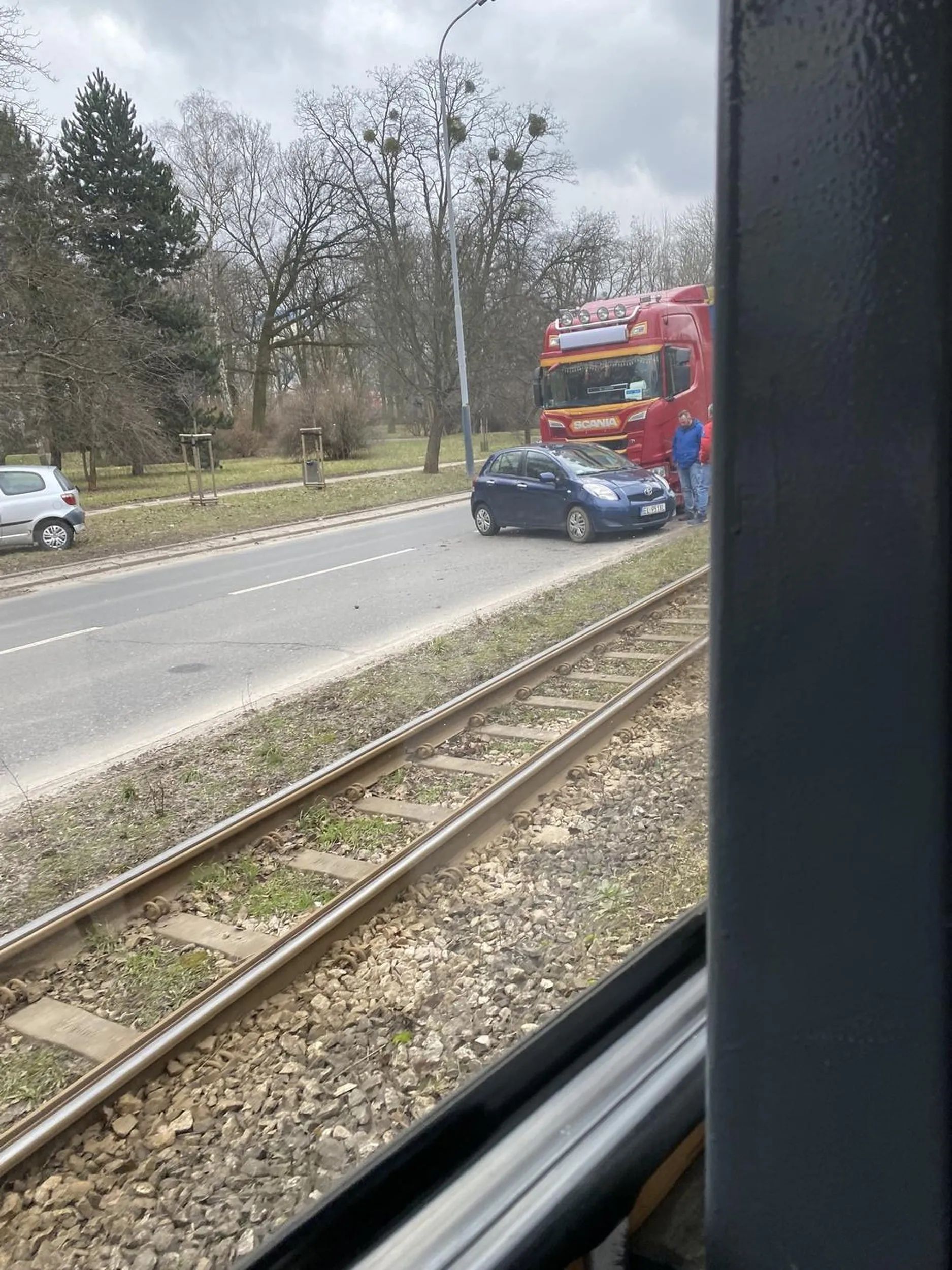 zaparkował na środku drogi?‍♂️