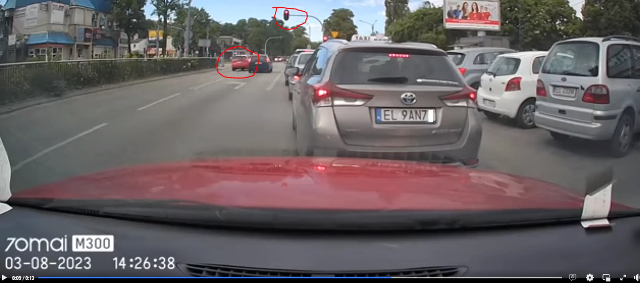 Z niewłaściwego pasa, na czerwonym.