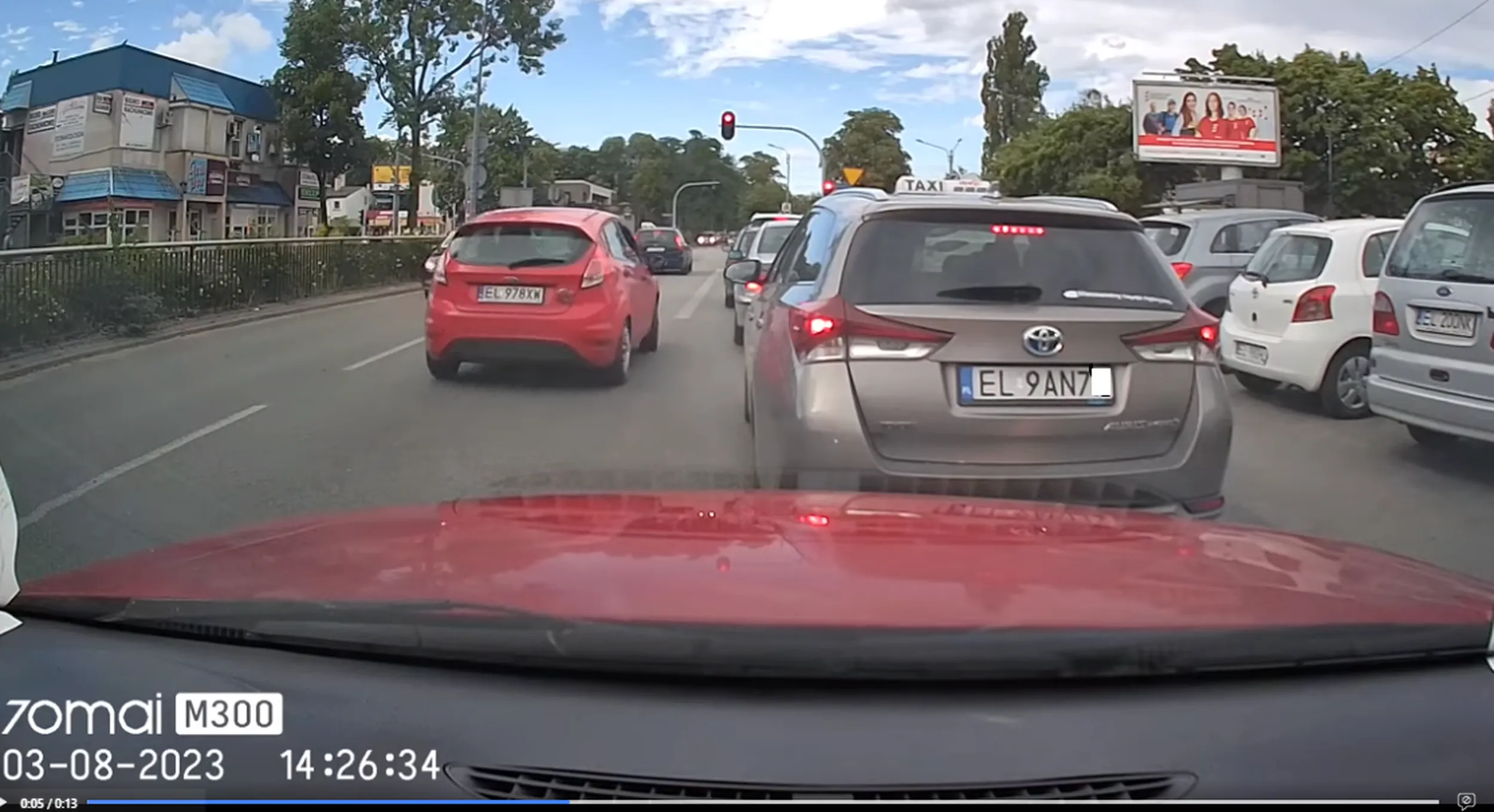 Z niewłaściwego pasa, na czerwonym.