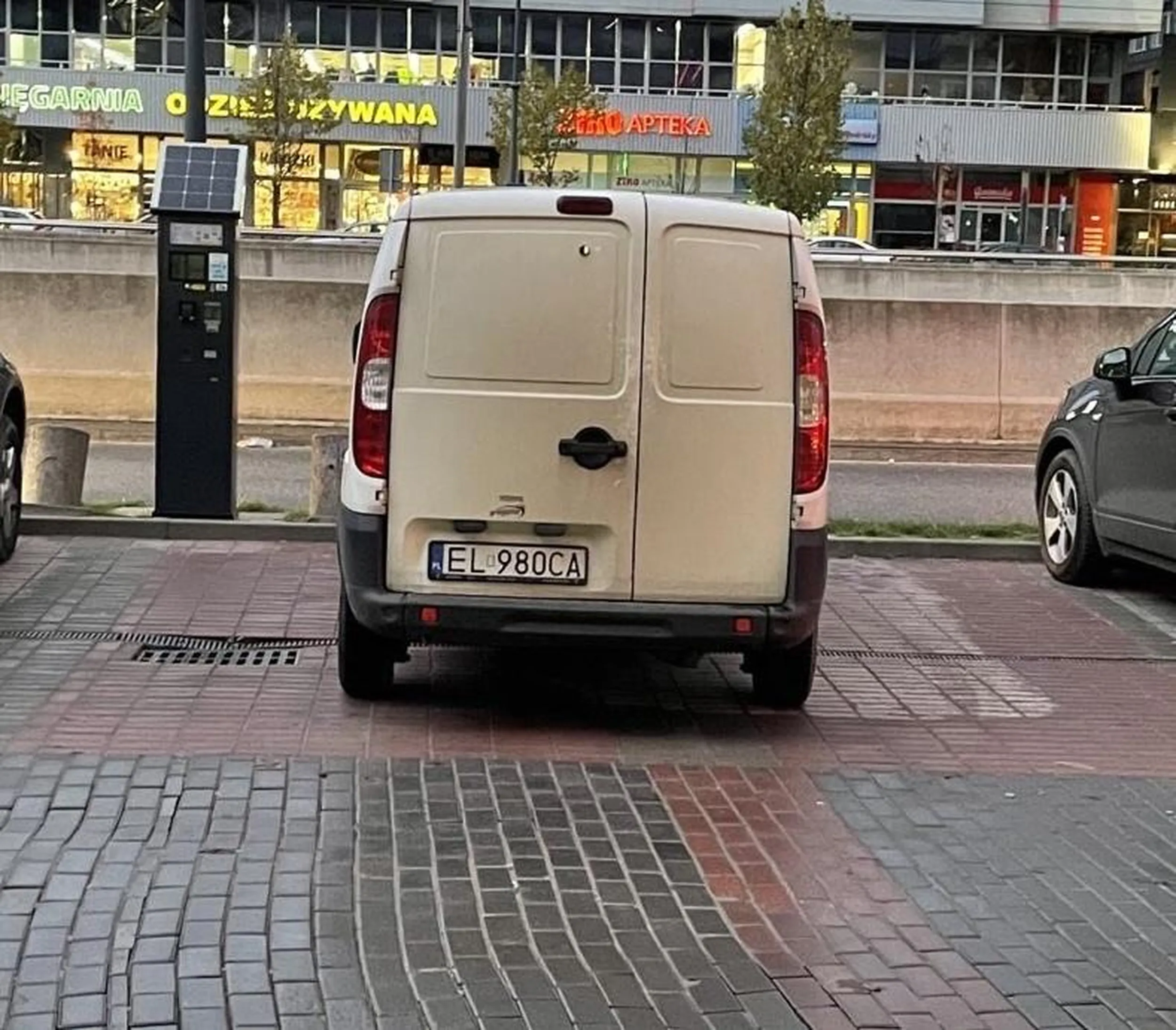 Parkowanie w centrum na dwóch miejscach, nie trzeba dodatkowego komentarza. Jeszcze jakby nie było miejsca.