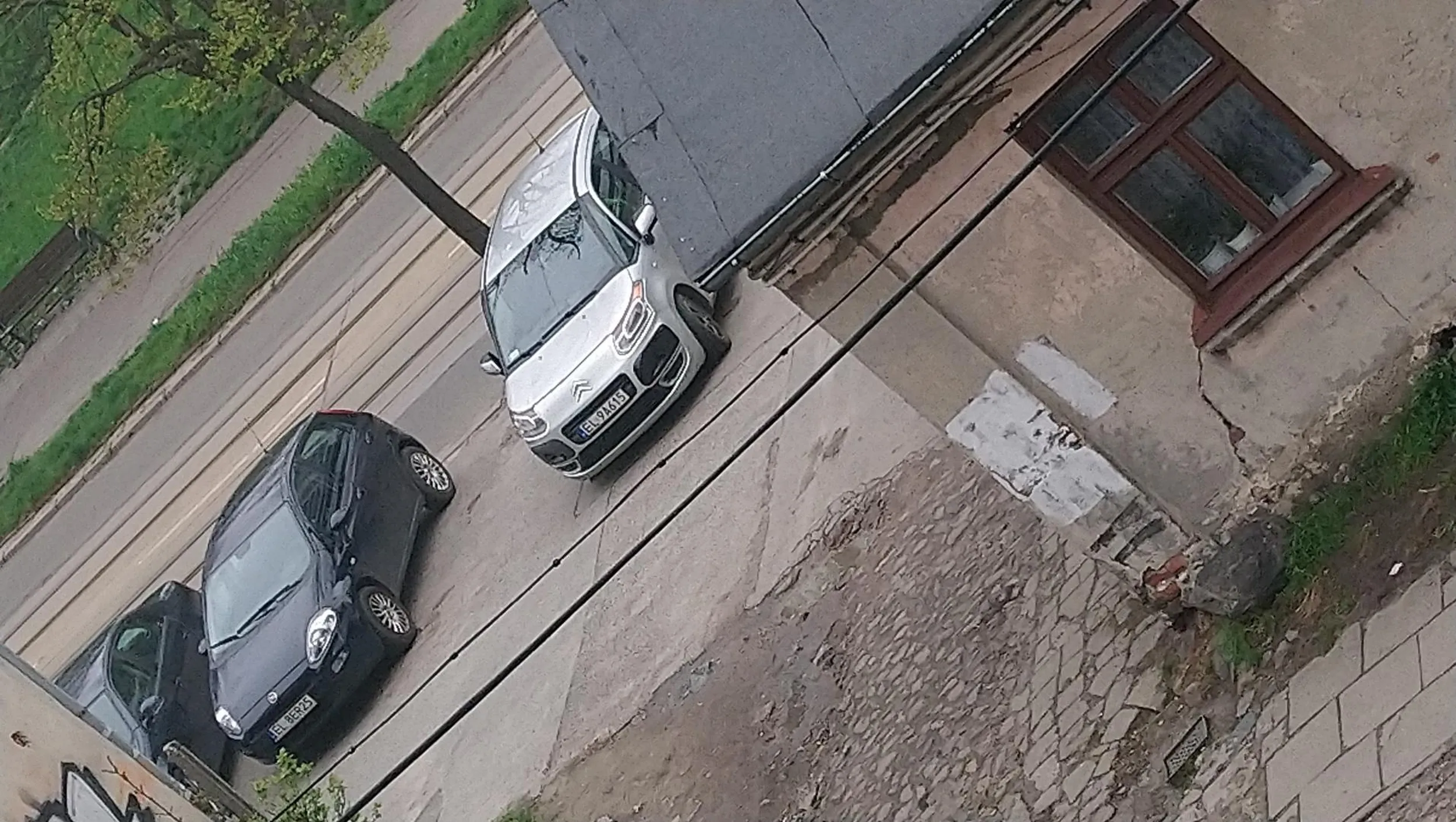 No tak, policyjnym wywłokom po cywilu wolno zastawić wjazd nawet i na cały dzień ?‍♀️ podjechał przed 10, dochodzi 19 a smerf dalej się przez szybę opala ?