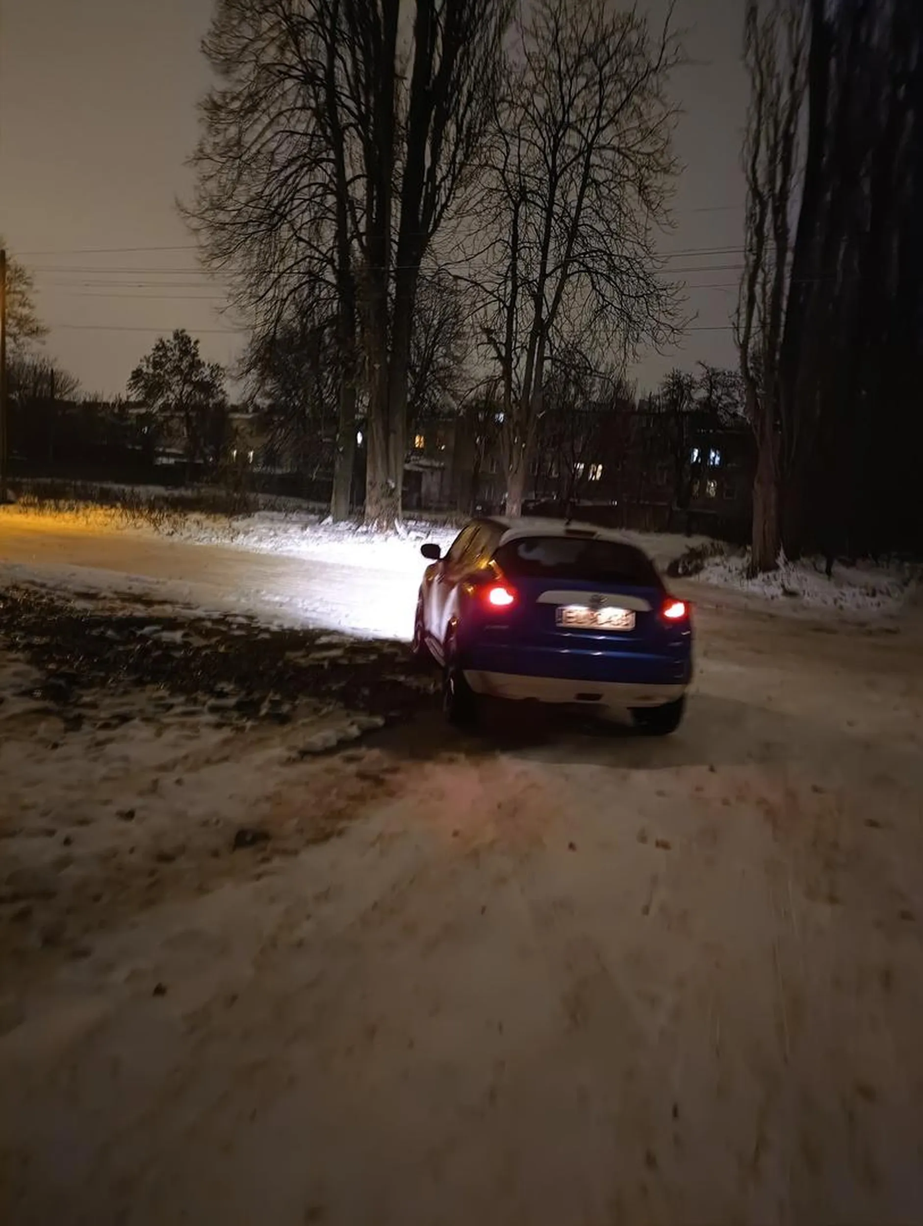 Kierowca nadpobudliwy nerwowy,próbuje rozjechać za "za długo drzwi od klatki otwarte" celowo wjeżdża w pieszego który wychodzi że szczeniakiem na spacer na drodze gdzie typowo nie ma chodnika , kobieta nie zrównoważona psychicznie. Jadąc celowo w ciebie wyzywa ,grozi od wybitych zębów itd.