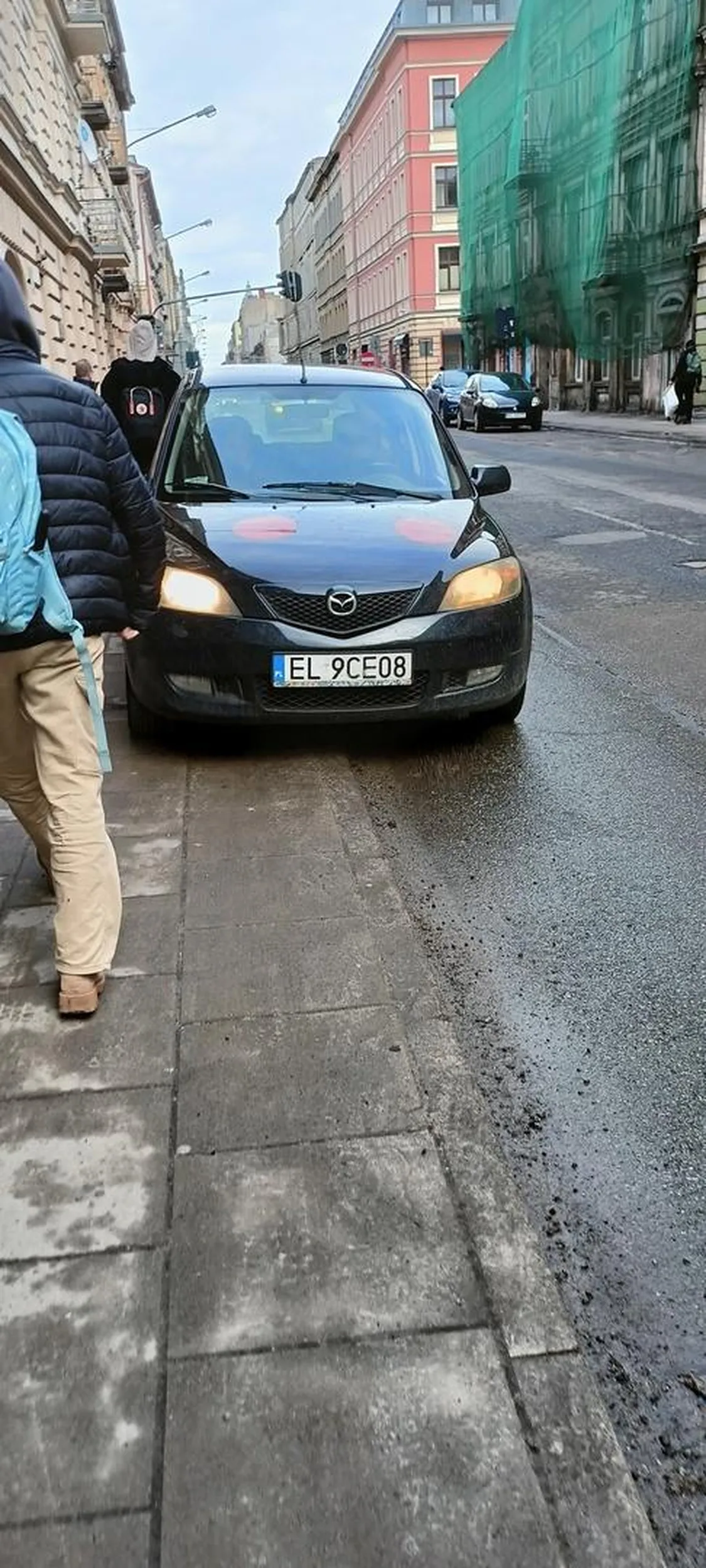 Zakaz zatrzymywania + parkowanie na chodniku