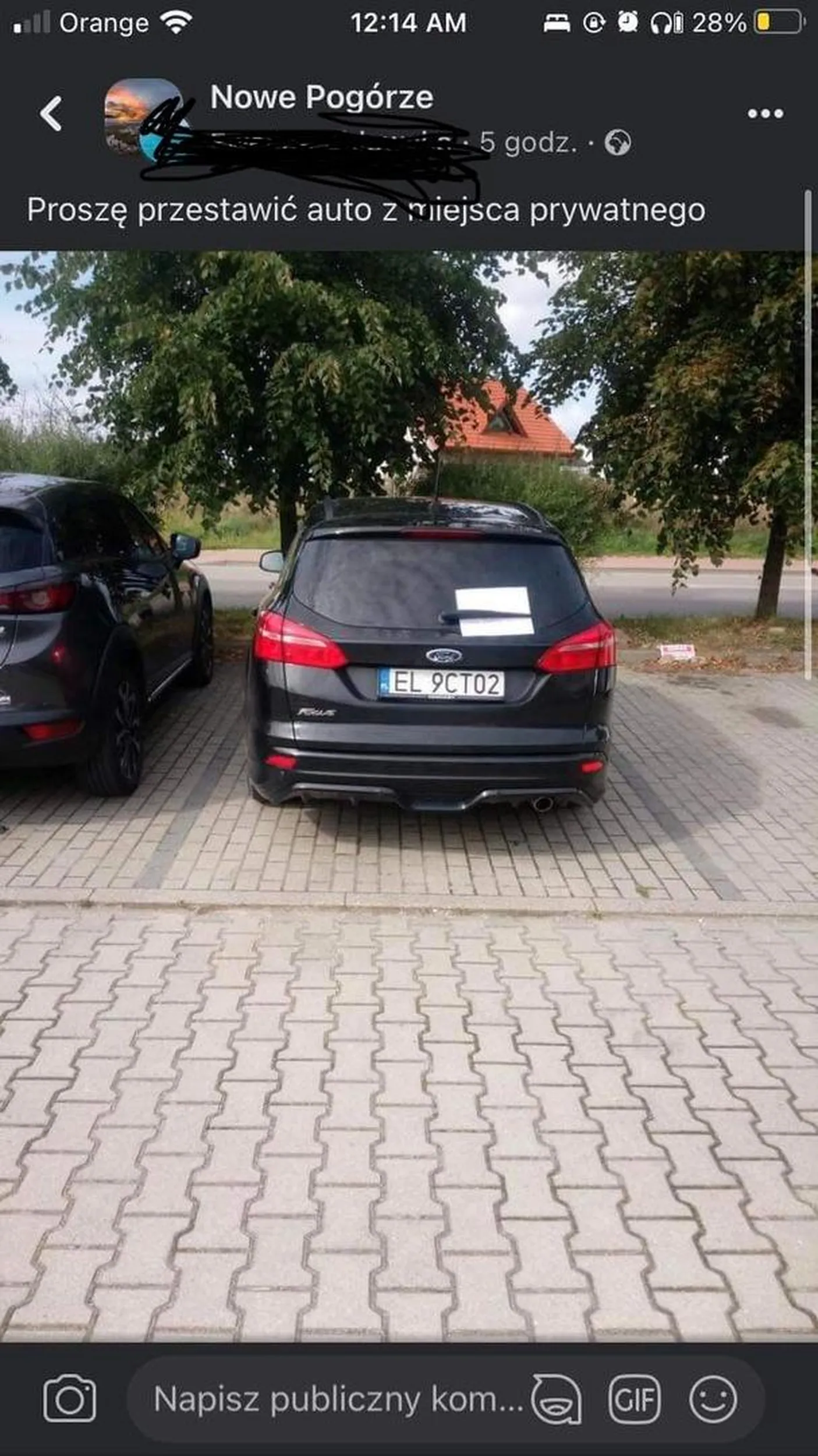 Złamas oportunista. Szlaban się zepsuł więc wjeżdża i staje na prywatne wykupione miejsce.