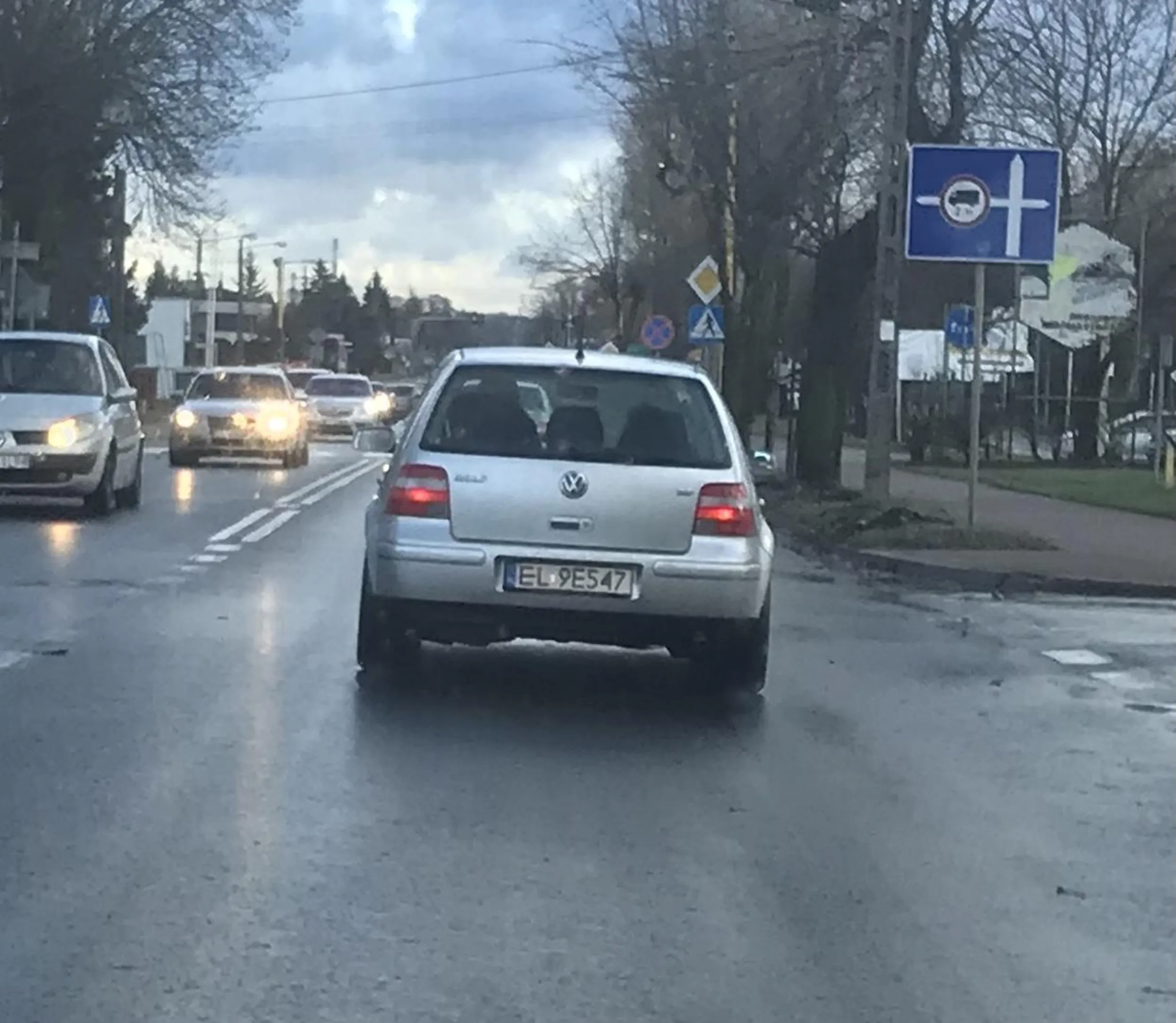 Wyprzedza jak oszołom, bardzo nerwowy kierowca, zaniedbana broda.