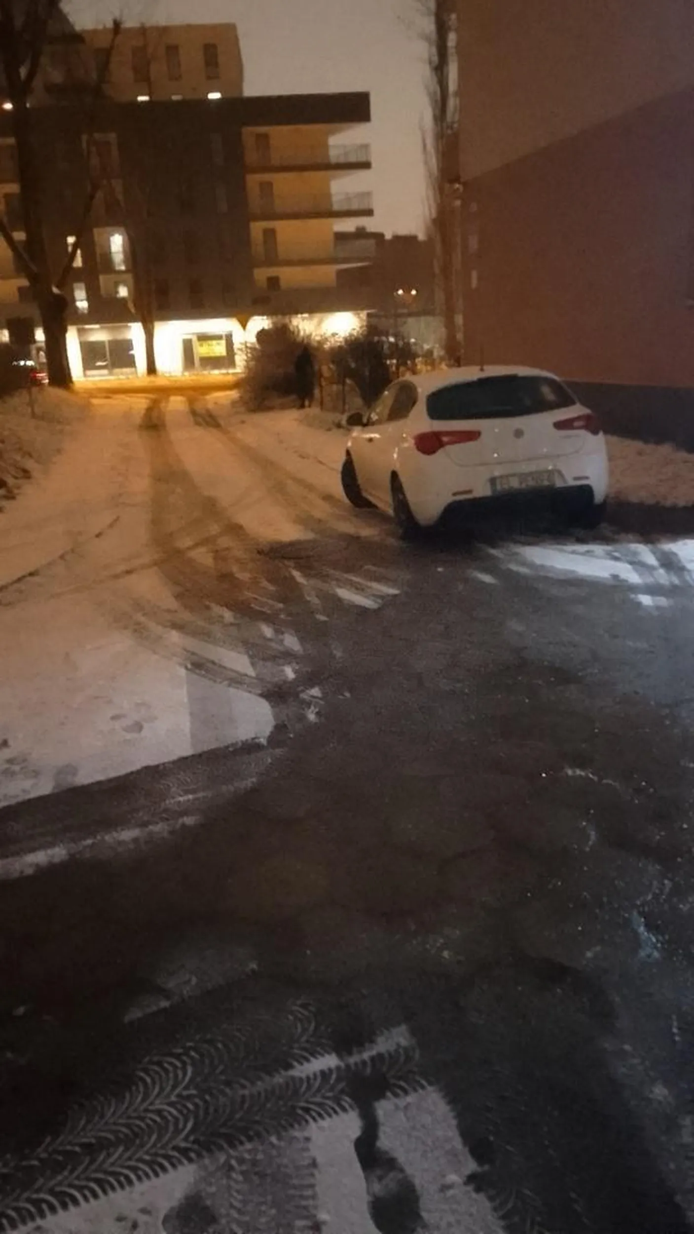 Nie ma to jak parkować na chodniku mimo dużego parkingu zaraz obok. A ludzie najlepiej w powietrzu