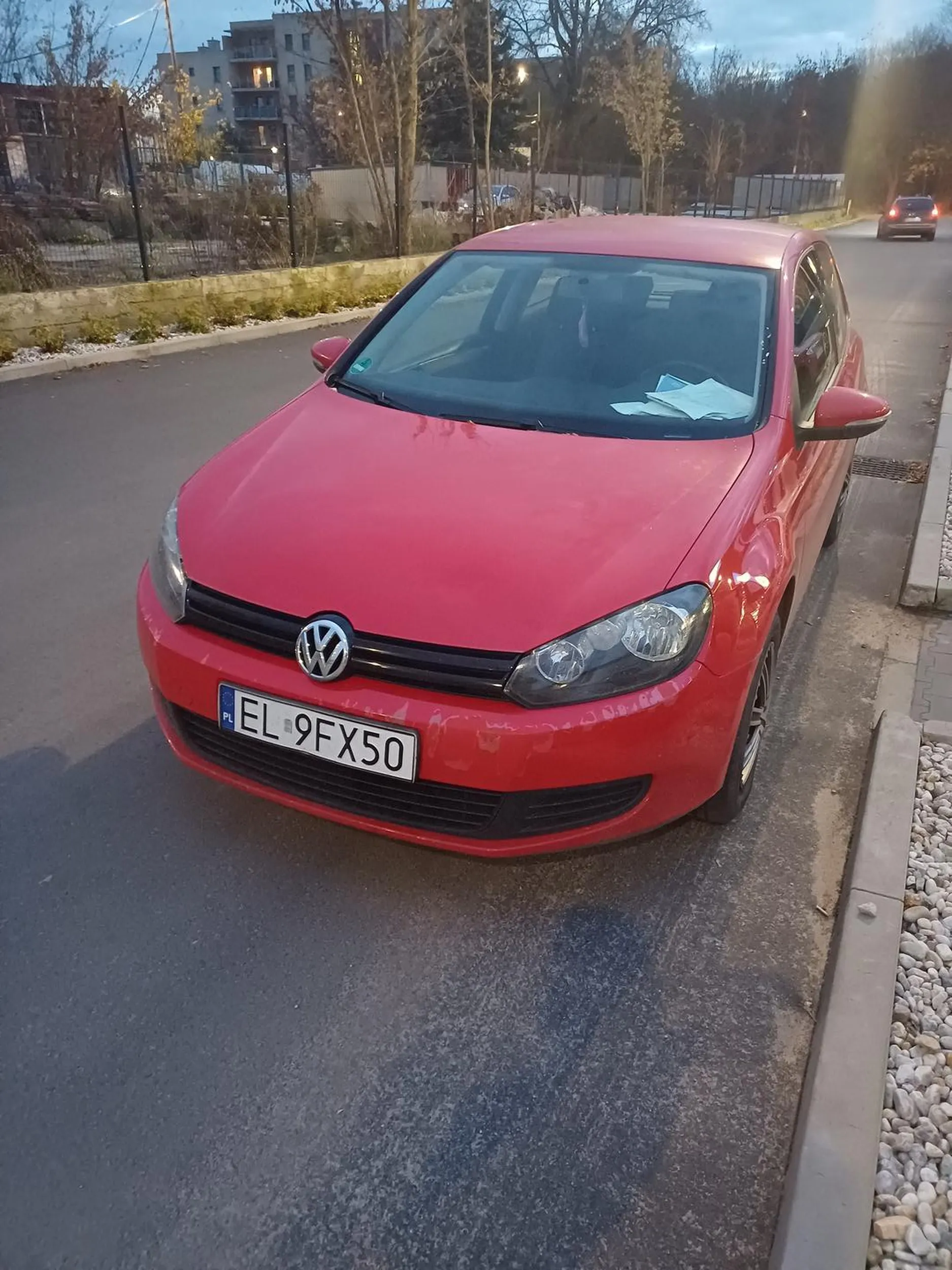 Nie ważne jak pusty jest parking lokalnego Lidla. Ten osobnik i tak zawsze zostawił auto na drodze dojazdowej.