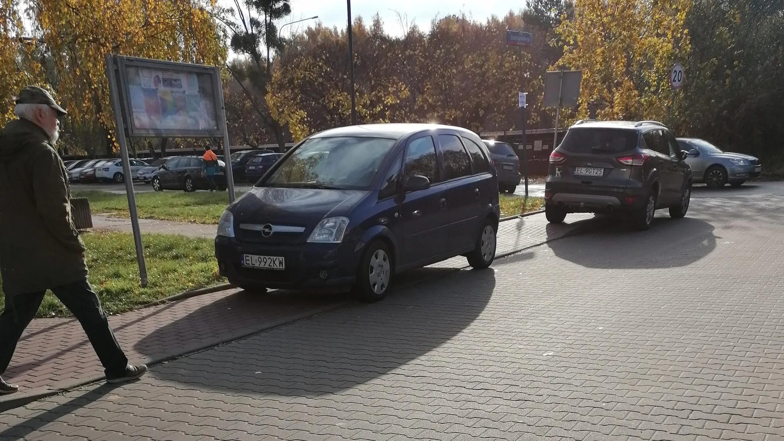 Parkowanie na chodniku, pieszy sobie jakoś poradzi