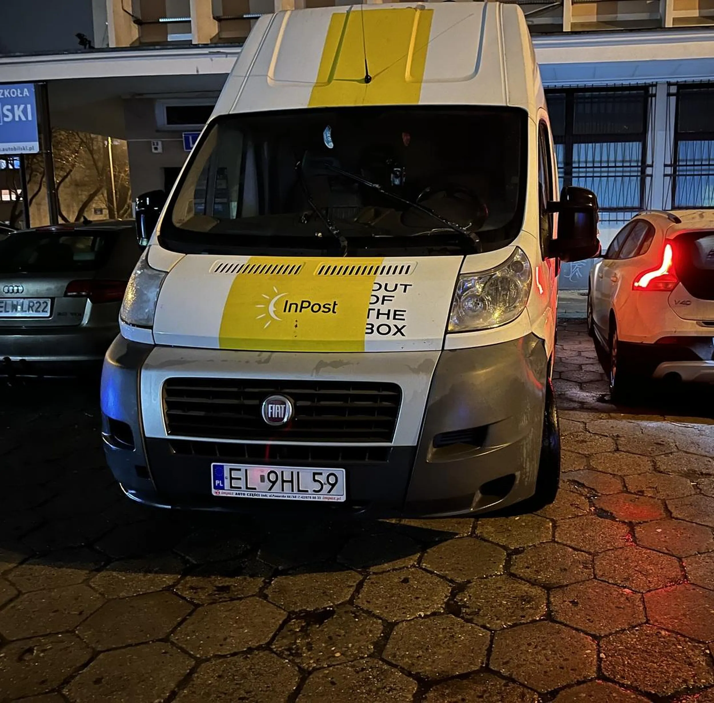 Bezmyślny kurier, któremu paczki przygniotły mózg uniemożliwia wejście do samochodu. Przecież strudzony królewicz wysiadł to nie miał się czym przejmować innymi.