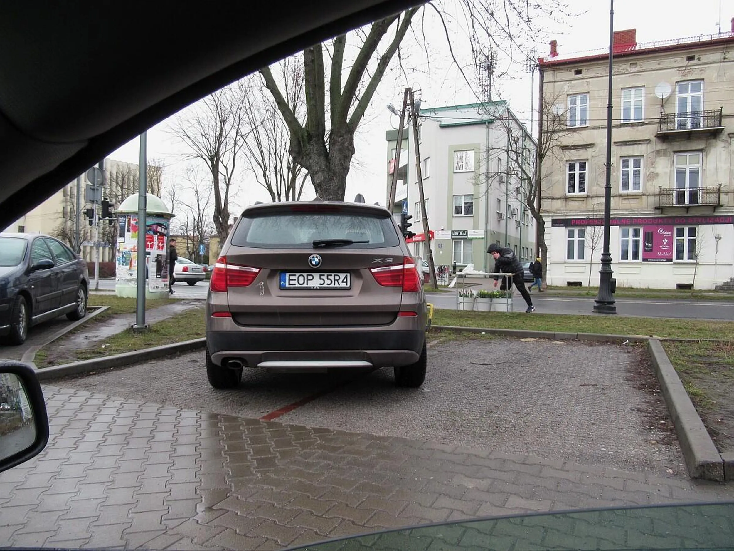 Przyjechał szejk z Emiratów Opoczyńskich do miasta i nie ogarnął parkowania na jednym miejscu.