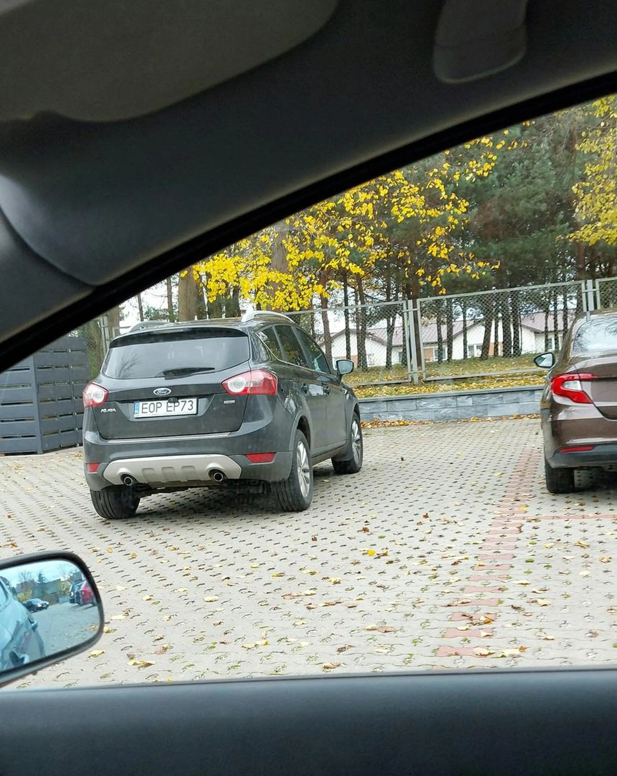 Nieprawidłowe parkowanie, przez co blokuje wyjazd z parkingu