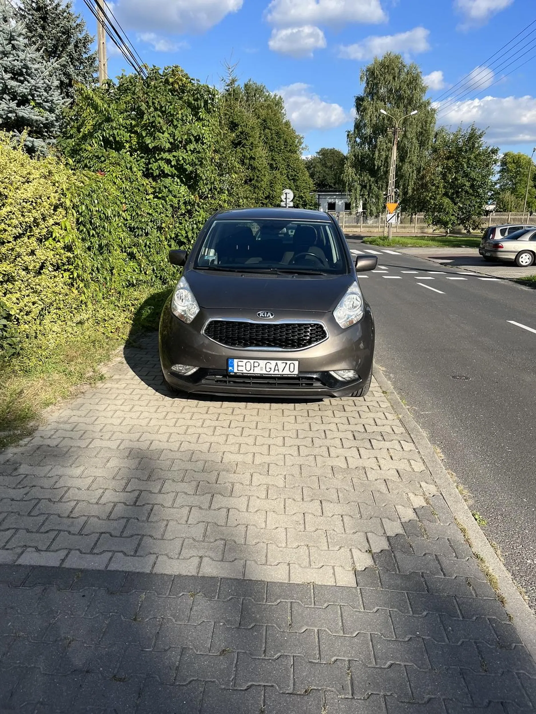 Mistrz parkowania, aby przejść trzeba iść ulicą bo przecież lepszego miejsca do zaparkowania nie ma. Nie pozdrawiam, jeden z wielu pieszych