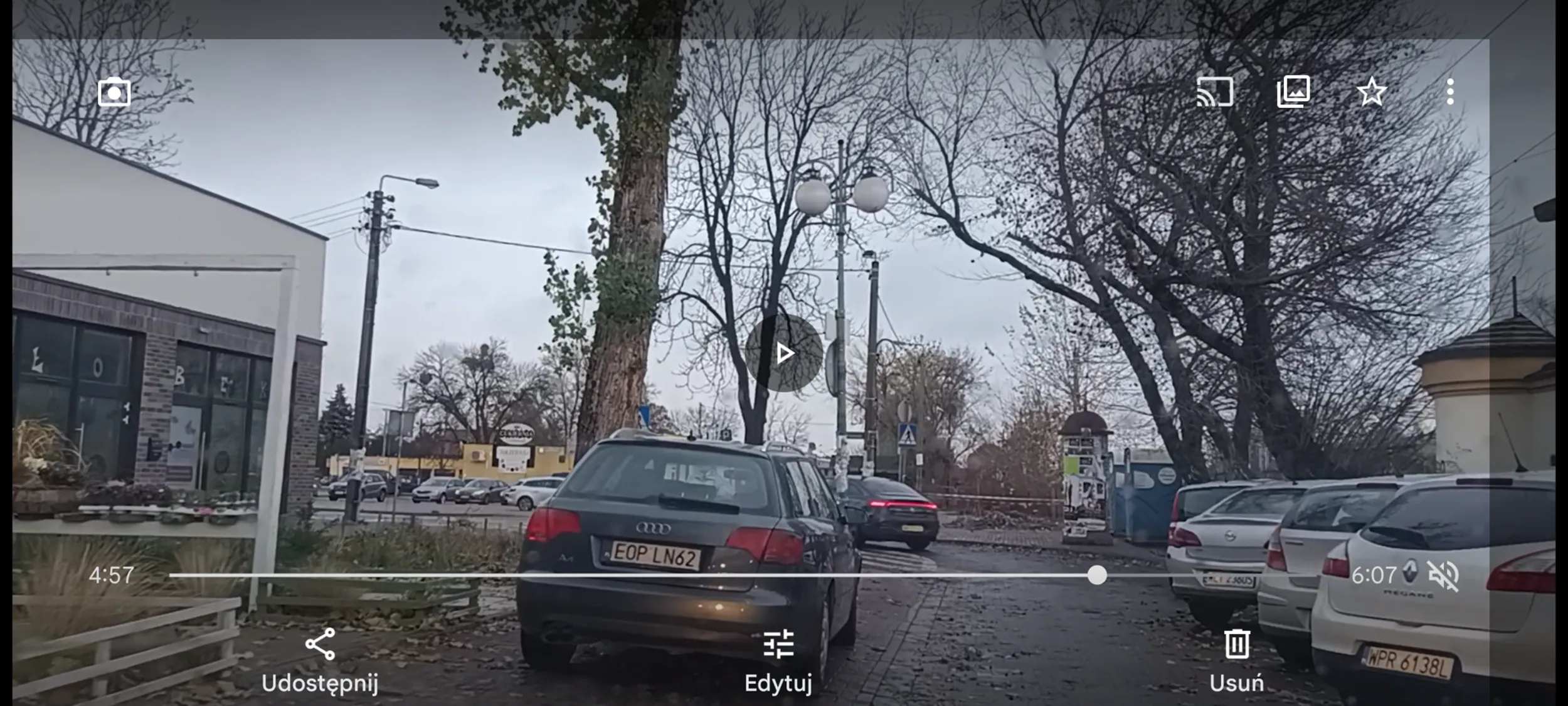 Wacuś z Łodzi stanął jprdl na chodniku i zniknął. Tu Warszawa a nie łódź, tak się nie parkuje, Wacusiu.