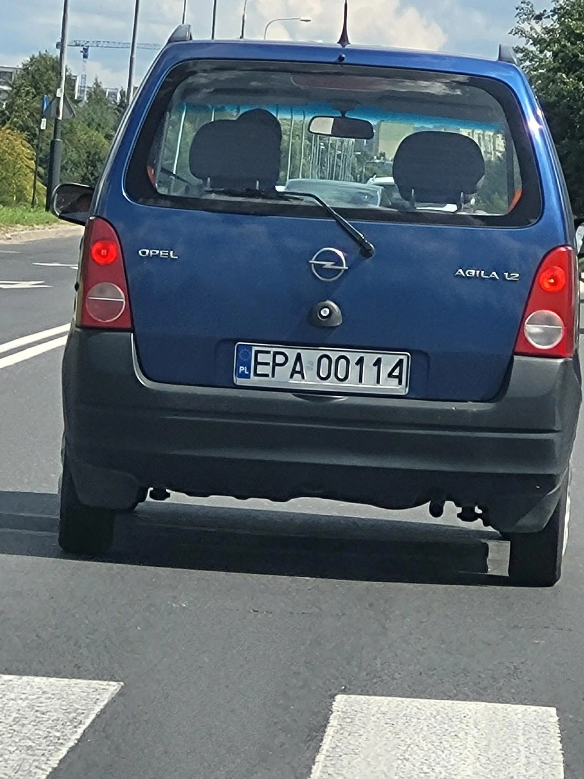 Stary dziadu, naucz się jeździć. Jeżeli ktoś planuje Cię wyprzedzić to nie przyspieszaj nagle i nie wyjeżdżaj na do samej lewej krawędzi jezdni. Utrudnia to wyprzedzanie jeśli spychasz kogoś na czołówkę.