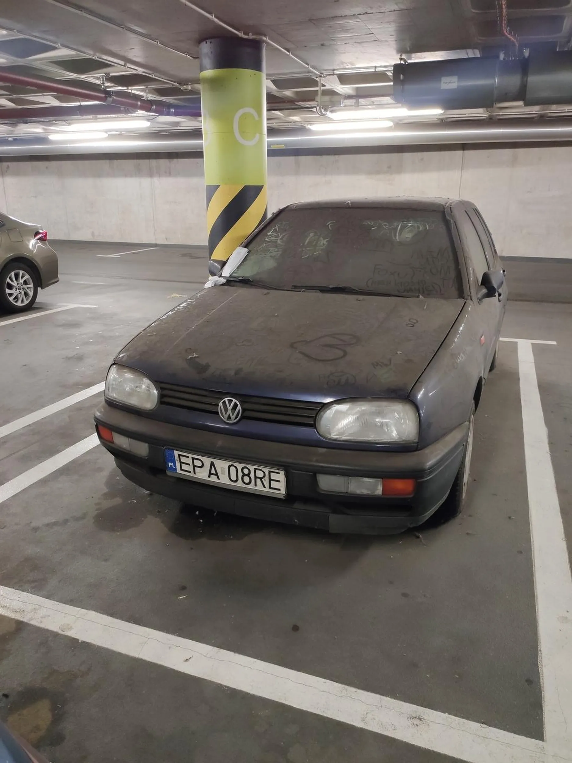 Golf 3, ładne kilka lat stoi na parkingu podziemnym dworca głównego we Wrocławiu