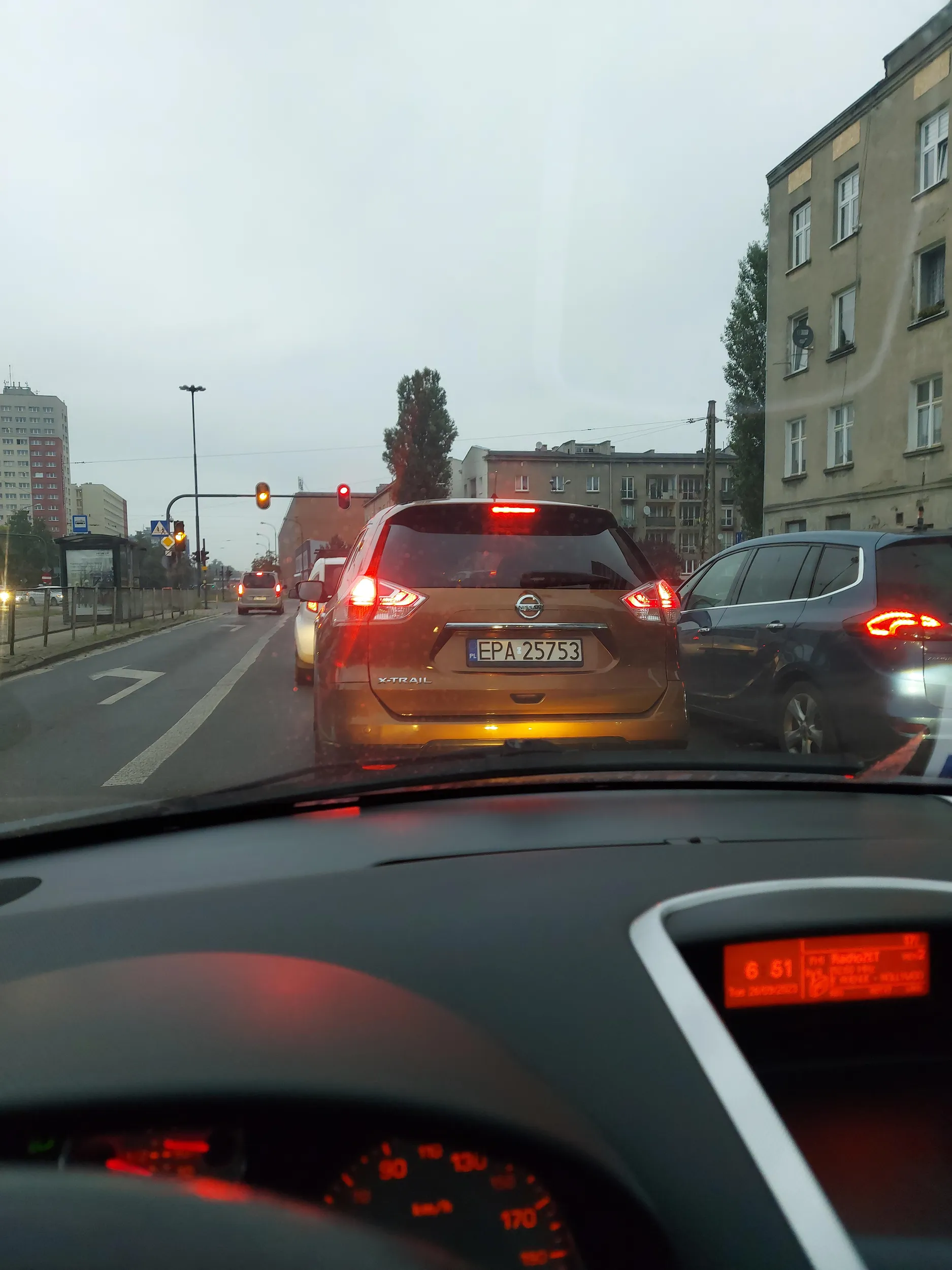 Uwaga na szaleńca. On zajerzdza drogę, hamuje bez powodu, wyprzedza bez sensu. Natomiast towarzyszka okazuje palce i wyzywa podczas próby rozmowy z kierowcą. Para po 50-ce a rozum jak u Dzesiki. Patologia jak się patrzy.