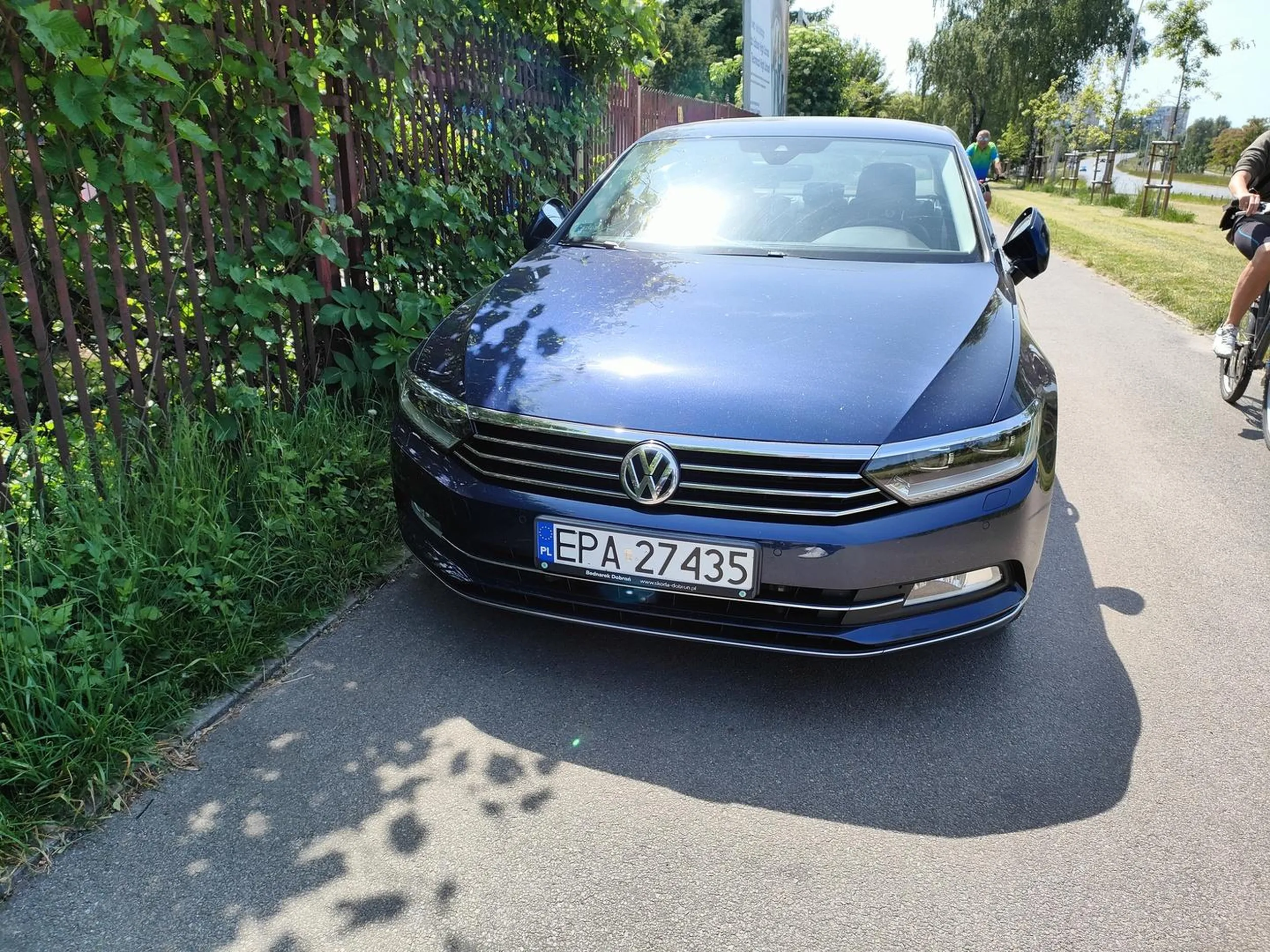 Właściciel Wieśwagena jeżdżący po chodnikach samochodem. Pytany czemu to robi odpowiada że wszyscy tak robią. Być może w Pabianicach tak jest.