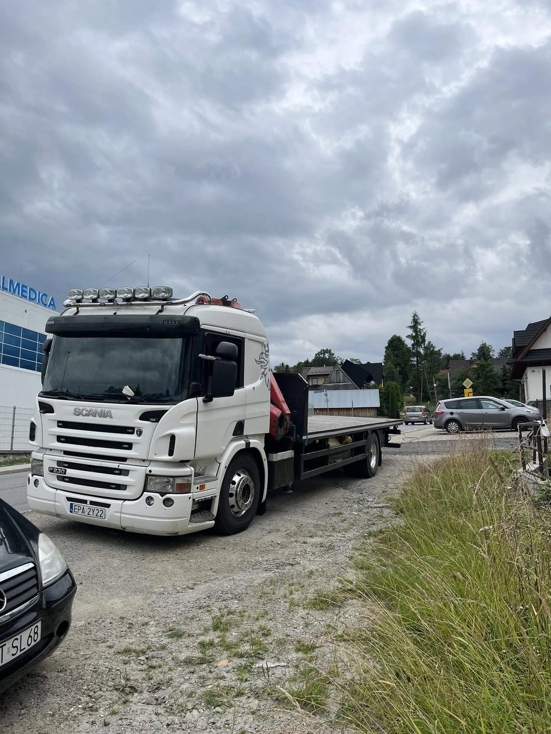Gratuluje zajęcia połowy parkingu sali zabaw, gdzie nasi klienci musieli parkować na płatnym parkingu. Po informacji o konieczności opłaty Pan stwierdził, ze był na zakupach. Dodam, ze 2h i sklep z dużym parkingiem jest po drugiej stronie drogi … ani przepraszam, ani nic… dramat.