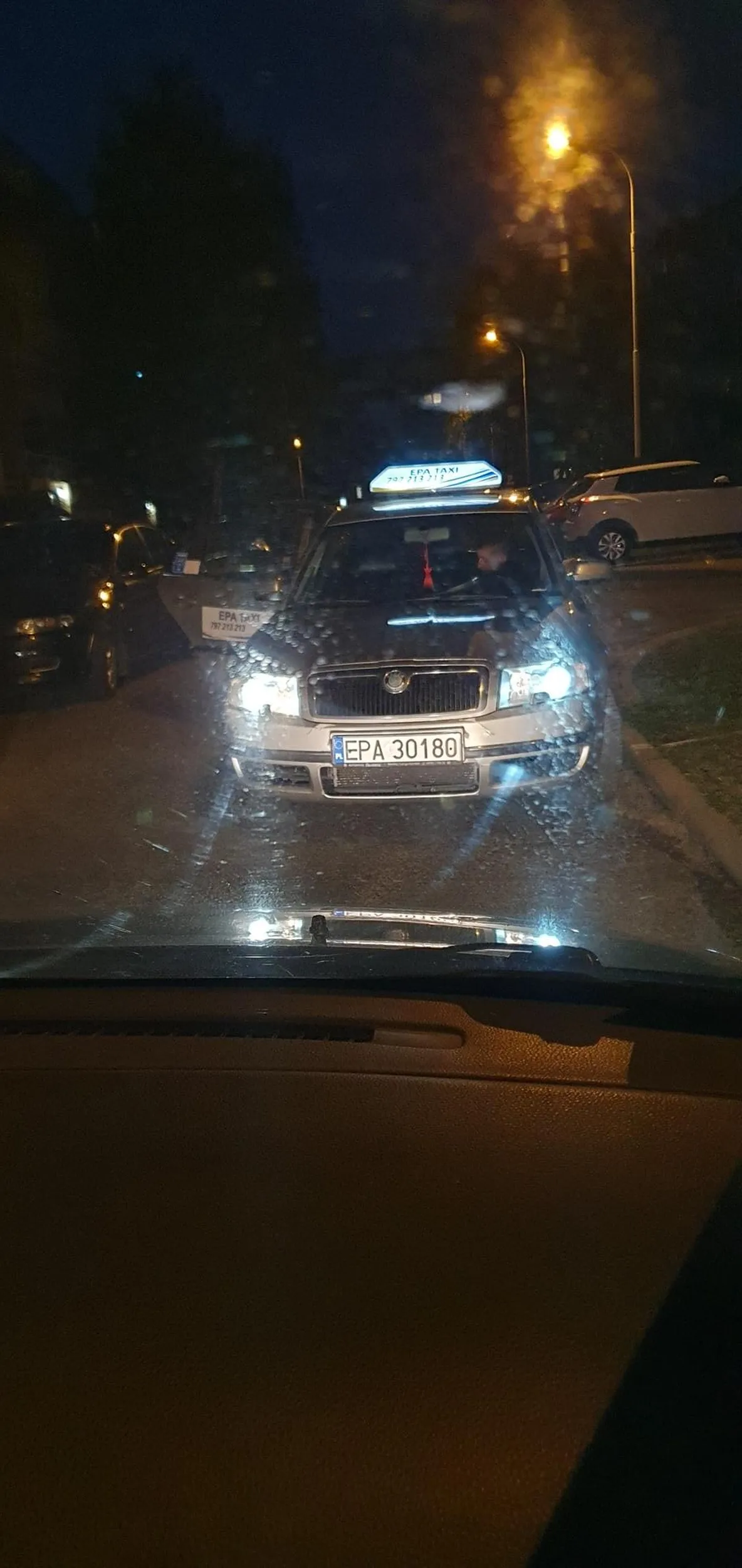 Szanowny stanął sobie na środku, jak by nie można było gdzieś na boku, stanąć, by wyrzucić pasażera.