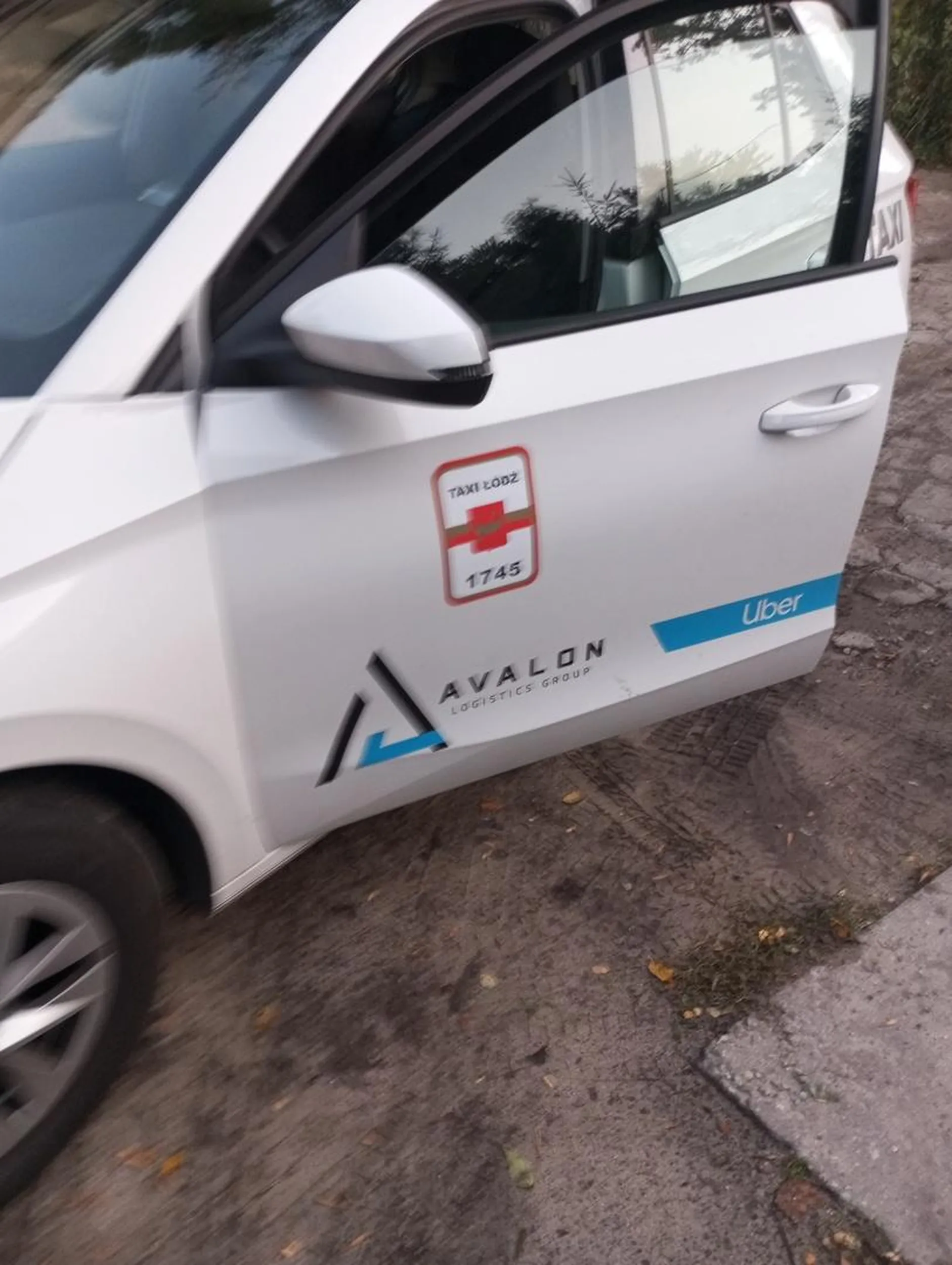 Pseudo taxi zajeżdża drogę , z pasa w lewo jedzie prosto