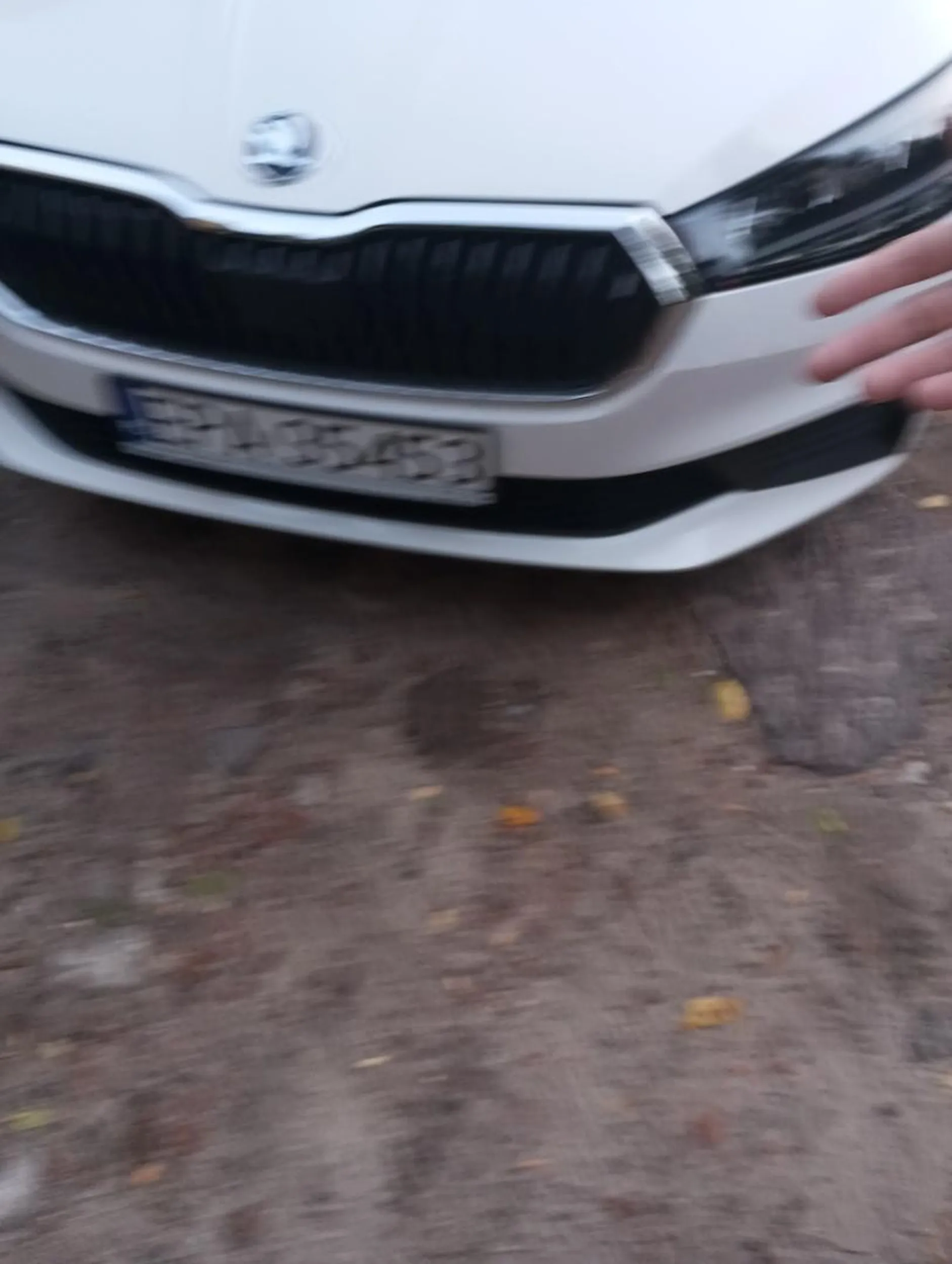 Pseudo taxi zajeżdża drogę , z pasa w lewo jedzie prosto