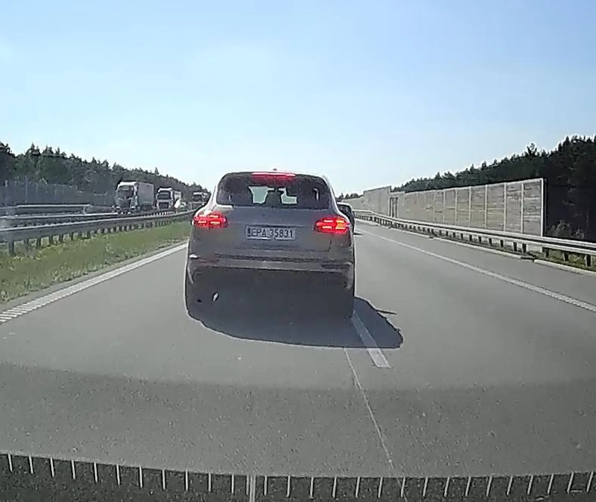 Jakiś łysy furiat w starym cayenne, najpierw pogania potem hamuje przed maską