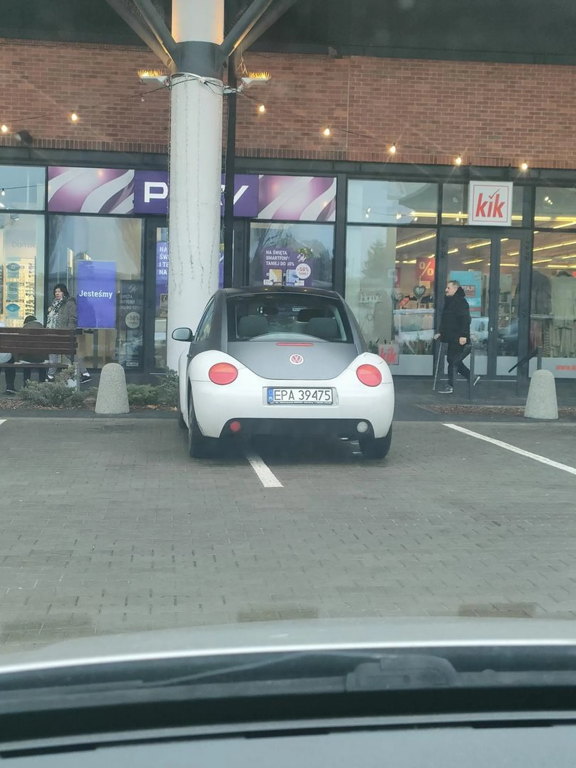 Naprawdę nie da się równo zaparkować? Oddaj prawo jazdy kaleko