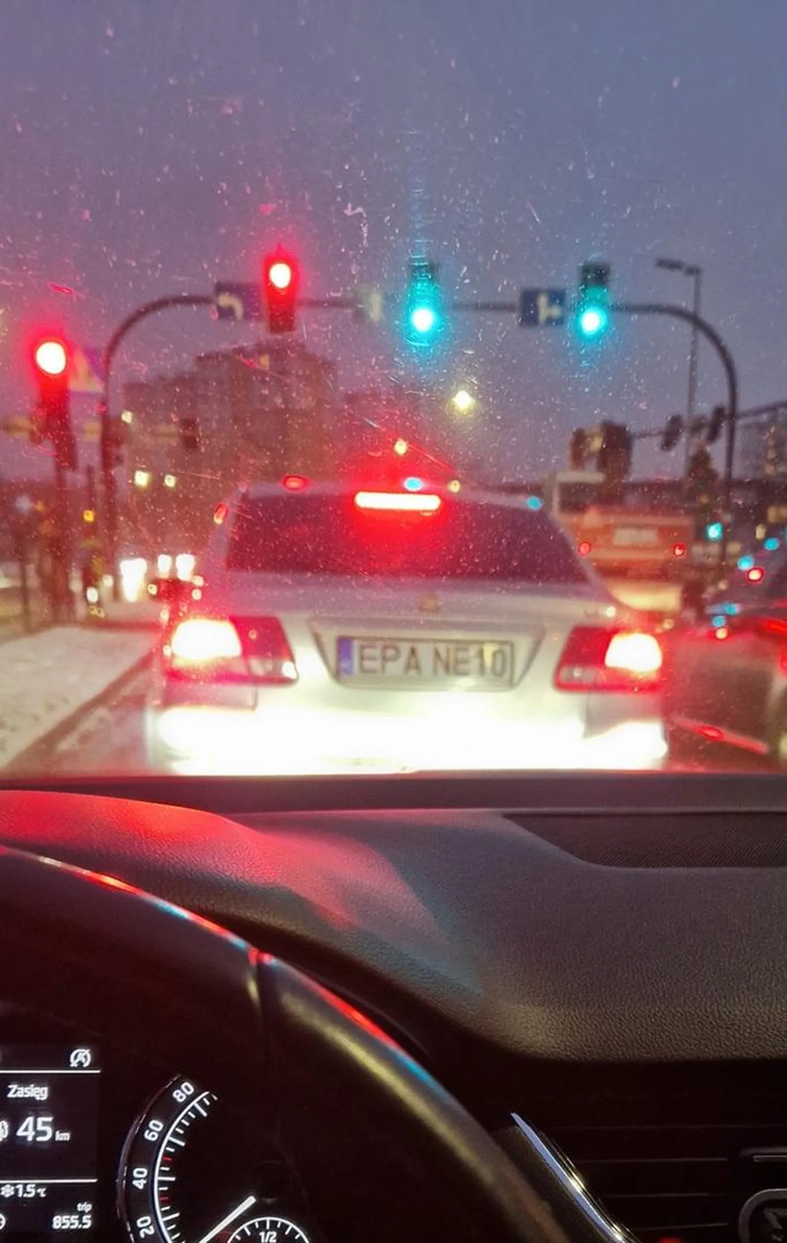 Nie używa kierunkowskazów , zwalnia do zera na prostej i szybko się rozpędza do następnego auta i tak co chwilę. Na światłach w Bydgoszczy przegazówka jak by miał pod maską 5 litrów benzyny . Żal mi ciebie i tego silnika.