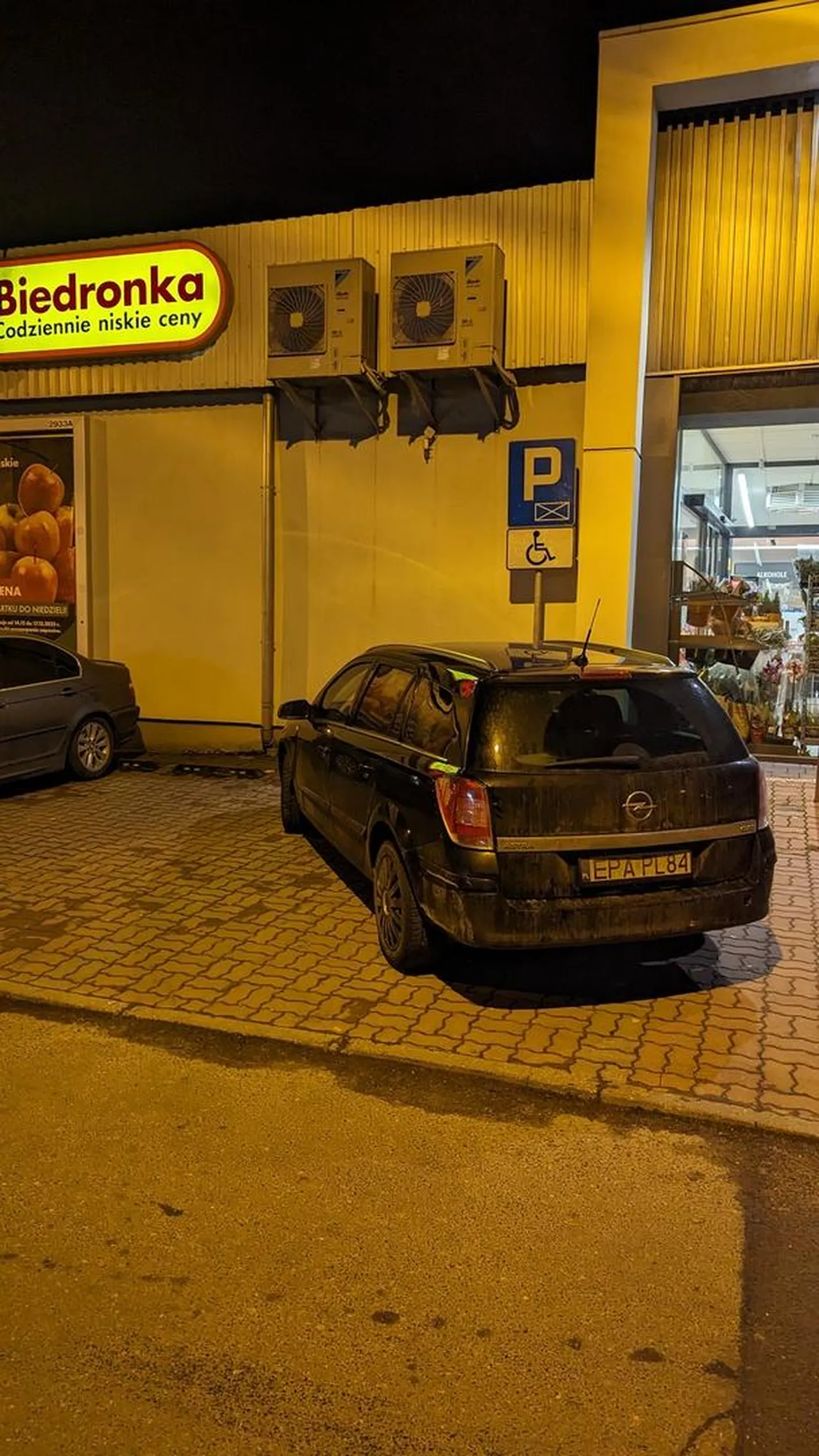 Upośledzenie liczy się jako niepełnosprawność, następnym razem parkuj normalnie albo wystaw karte