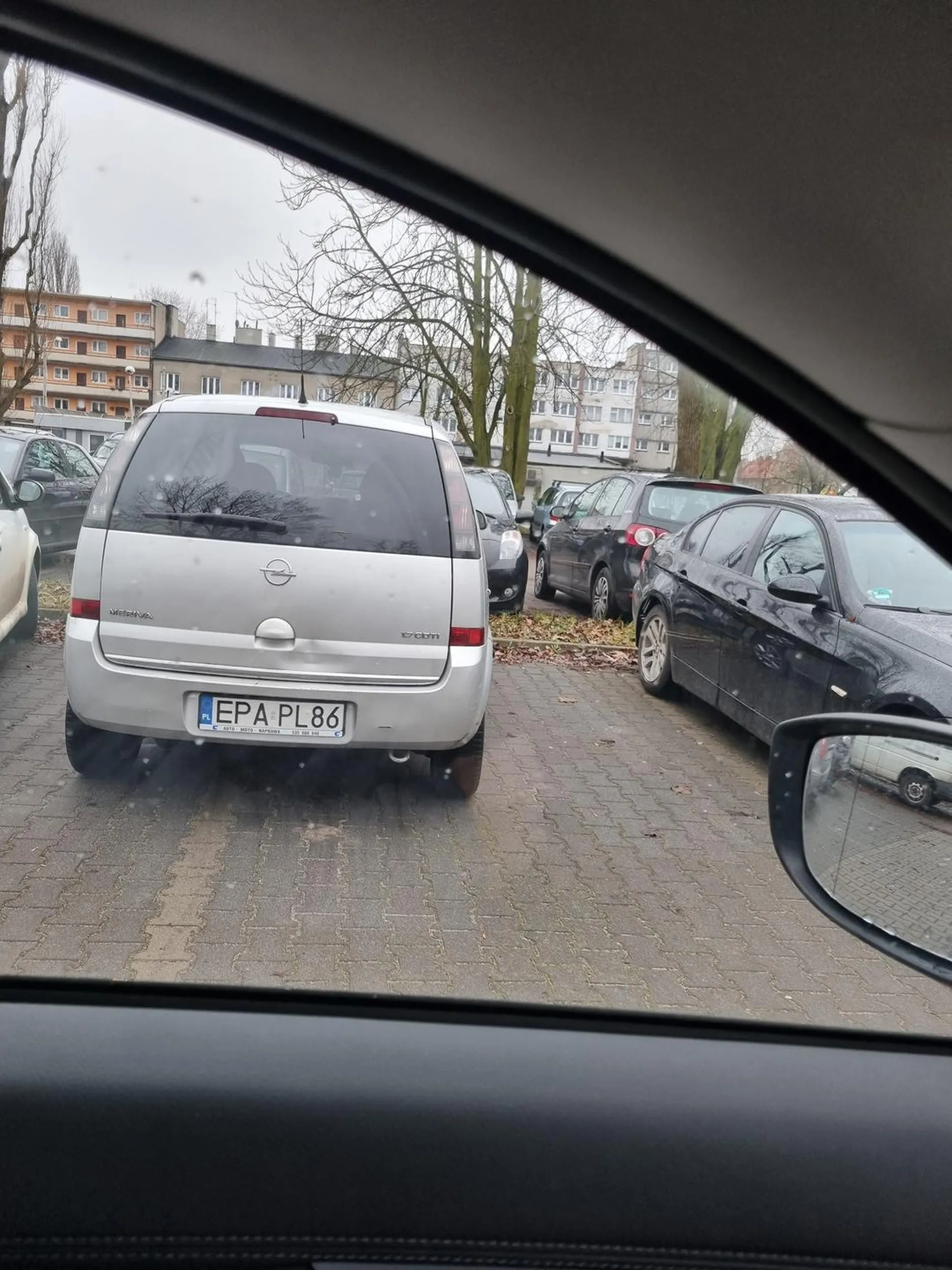 Dworzec PKP. Jakim trzeba być ... żeby parkować tam na dwóch miejscach?