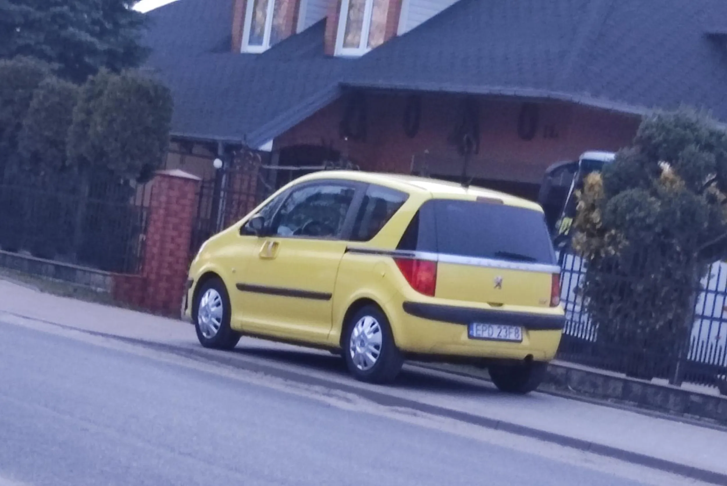 Parkowanie na chodniku i to blokując go w 98% gdzie nawet dziecko by miało problem przejść już nie pisze o kimś z wózkiem lub na wózku. Częsty widok na tej ulicy.