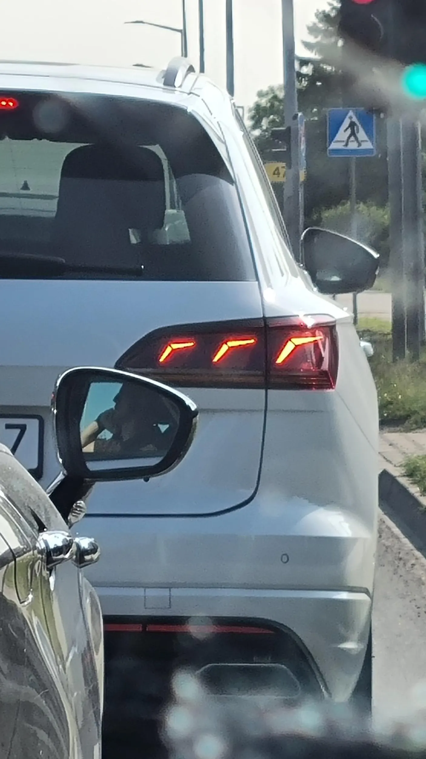 Gość w białym volkswagenenie lubi przekraczać dozwoloną prędkość w terenie zabudowanym oraz stwarzać niebezpieczeństwo wyprzedzając kolumnę samochodów. Pozdrawiam.