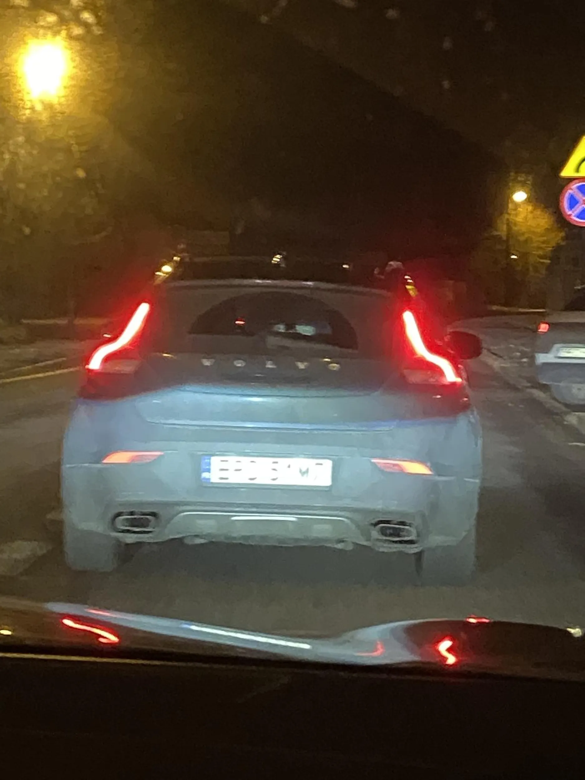 Wyprzedza prawym pasem gdy kończy się pas…stwarzając bardzo duże zagrożenie. Chyba się uczy jeździć. Uważajcie!