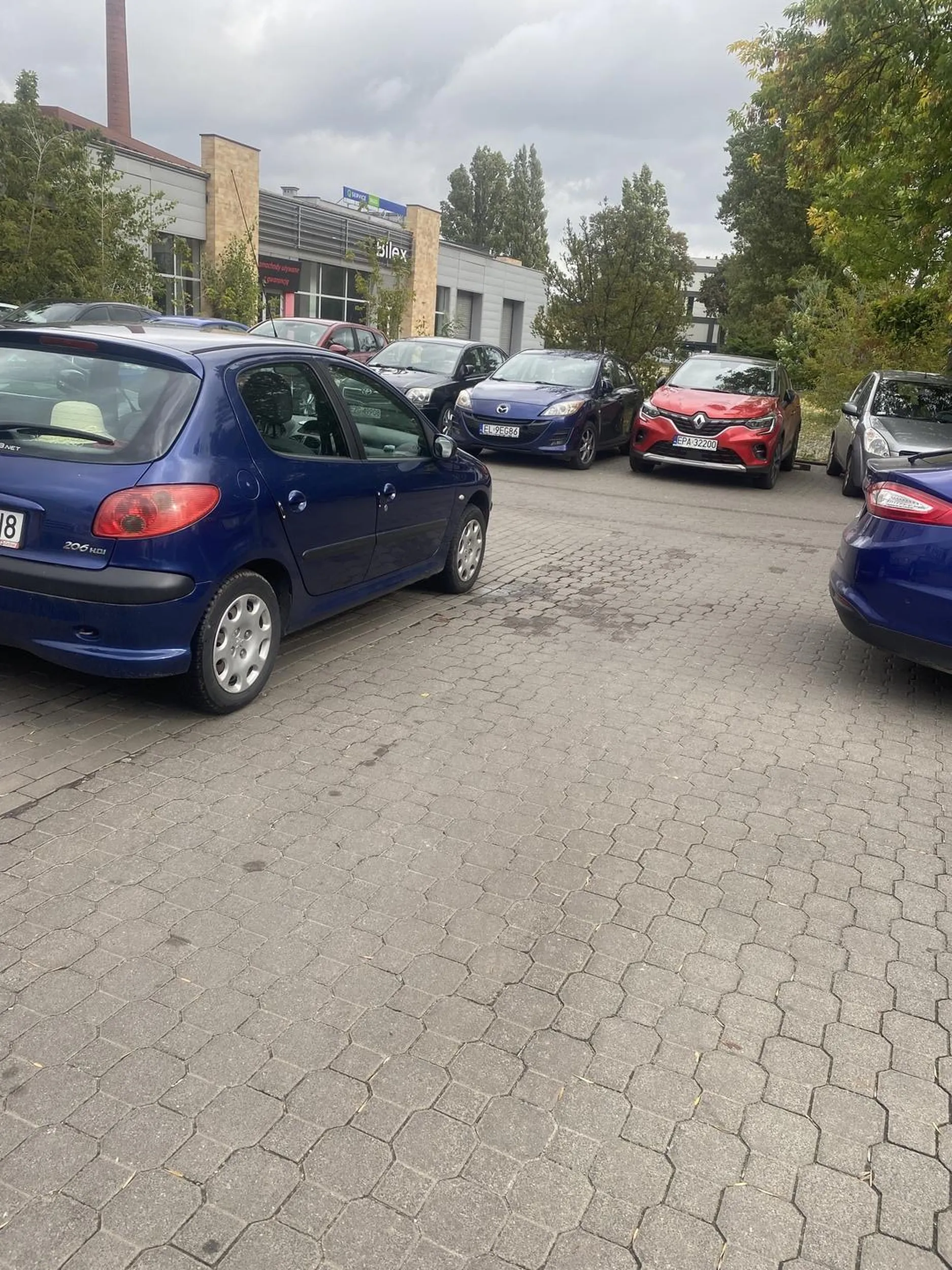 Dzięki za zostawienie miejsca na wyjazd :) Żadnym samochodem się nie da wyjechać z parkingu pozdro