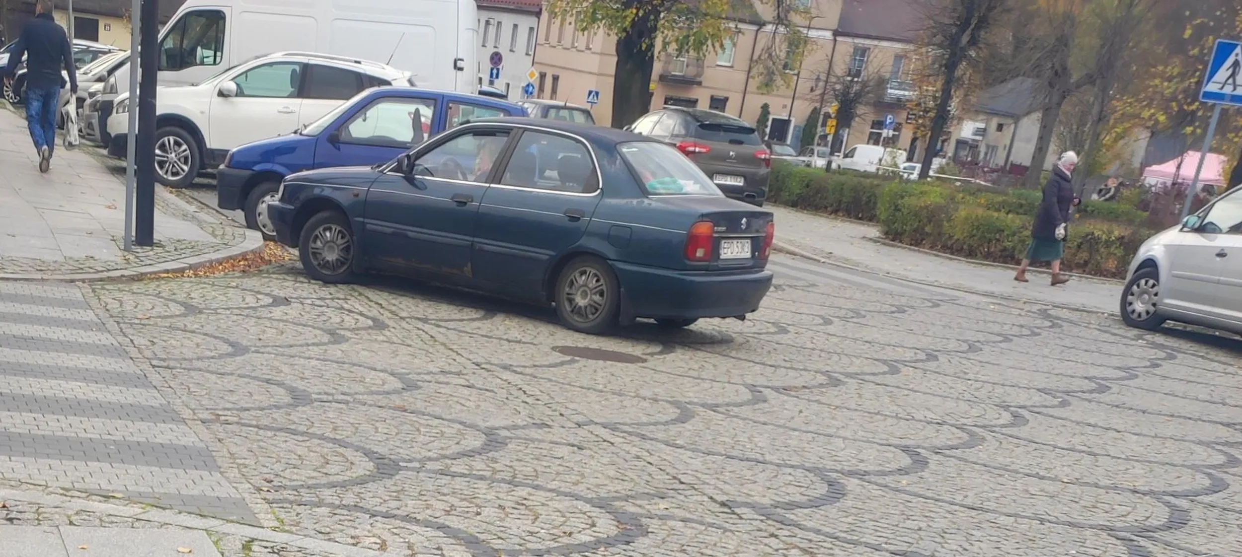 Pani w Suzuki zaparkowała dosłownie na skrzyżowaniu utrudniając skręt w lewo. Po chwili jeden z kierowców zwrócił jej uwagę a ona obrażona zamknęła okno i nadal utrudniała wyjazd. Dodam że radiowóz stał 50 metrów obok. Poddębice, plac Kościuszki.