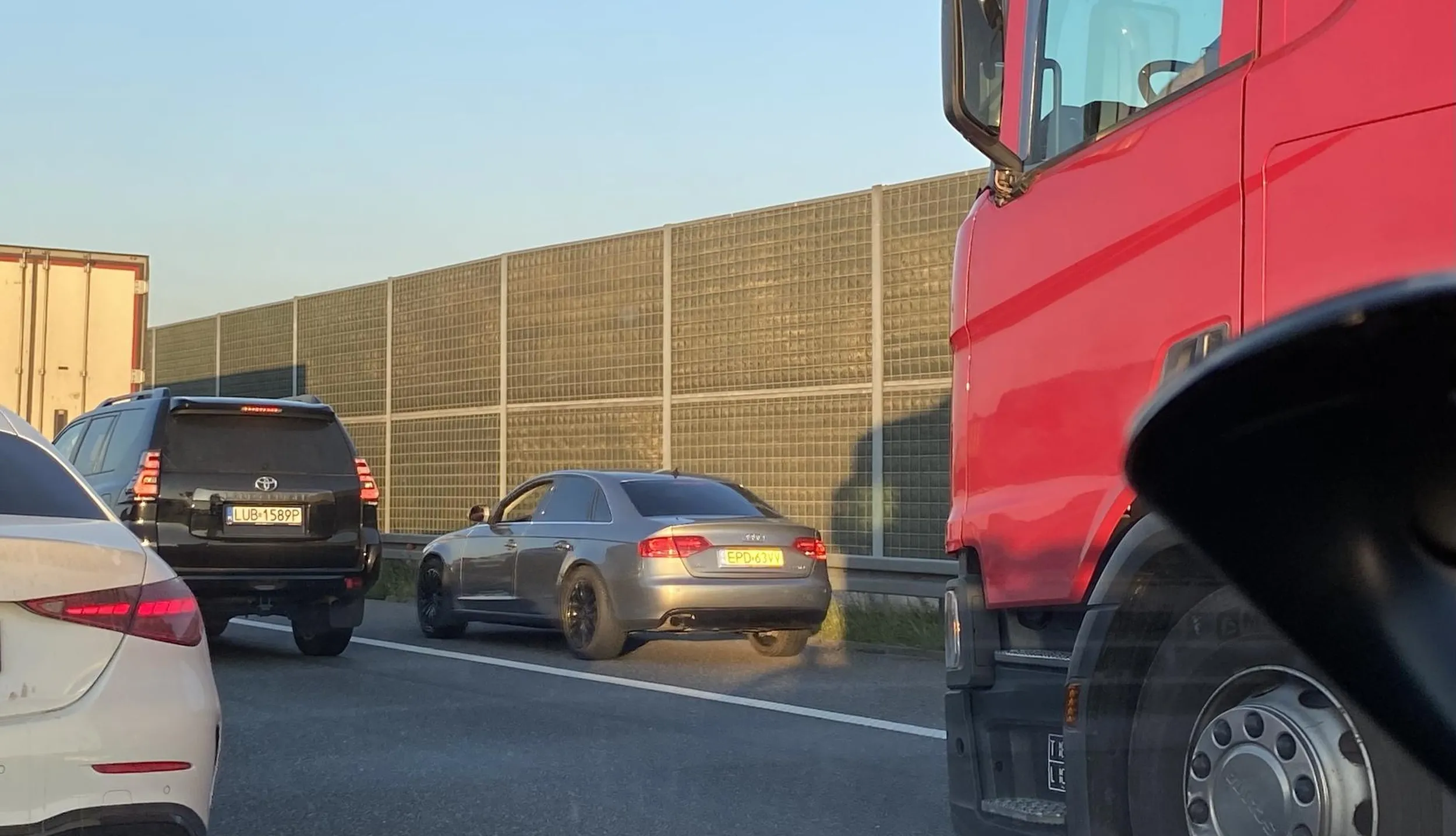 Kolejny kutafix cham w korku omija innych spokojnie oczekujacych na udroznienie jazdy po wypadku