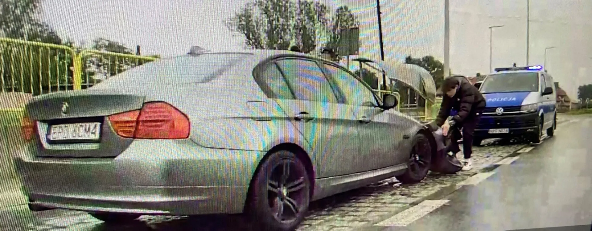 Do tej pory się zastanawiam jak mu się udało wjechać i totalnie skasować ten przystanek autobusowy.