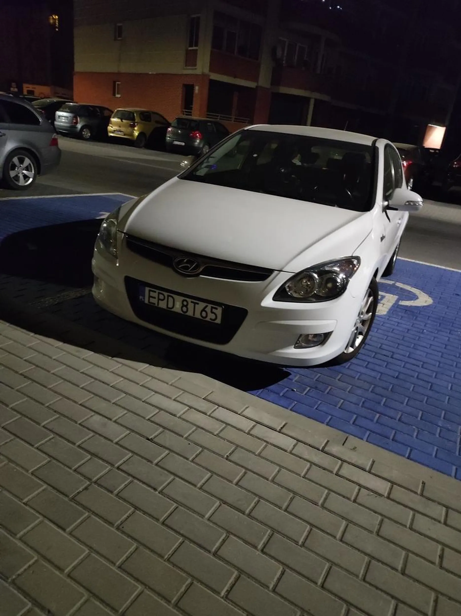 Kilka miesięcy minęło a ten kierowca tego samochodu cały czas parkuje w miejscu dla niepełnosprawnych bez karty inwalidzkiej.