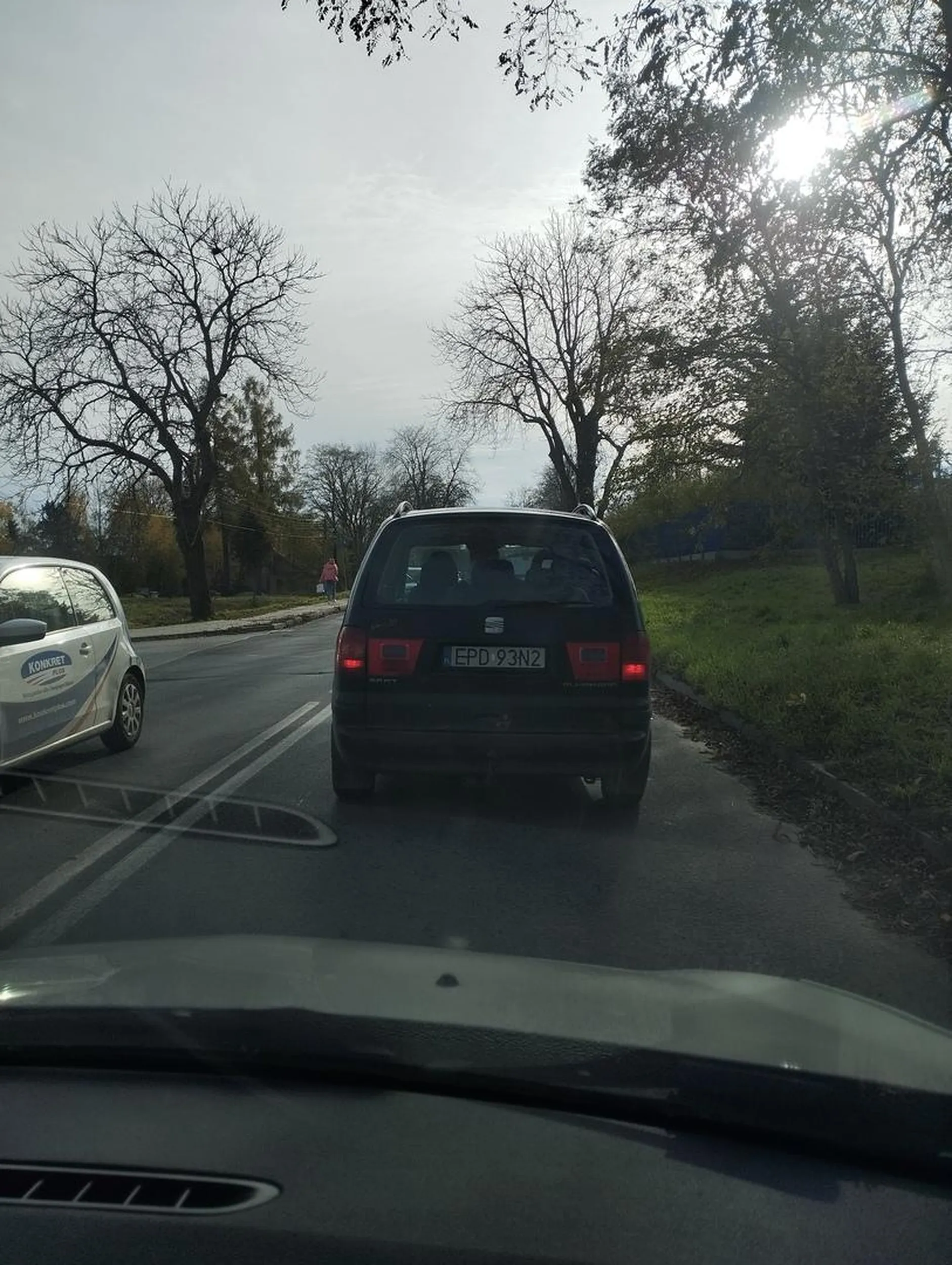 Kobieto naucz się jeździć. Z dzieckiem z tyłu wyzywasz, pokazujesz fucki. Nauka przepisów nie boli, a ułatwi życie również tobie! Nie pozdrawiam i życzę sraczki.