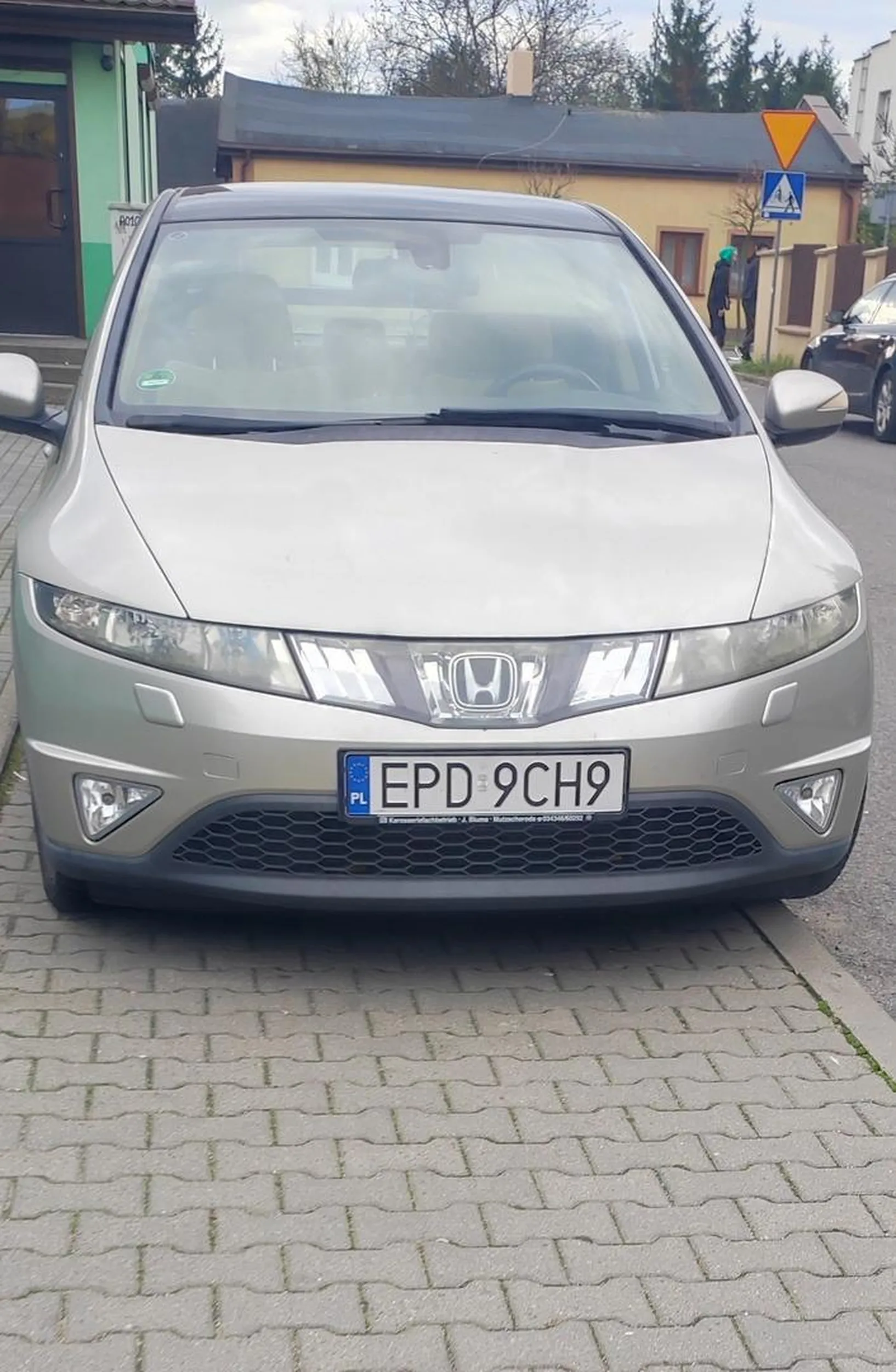 Kierowca tej Hondy zaparkował na całej szerokości chodnika nie zostawiając nawet centymetra miejsca dla pieszych. Oczywiście policja nie widzi. Poddębice, ul. Krótka.