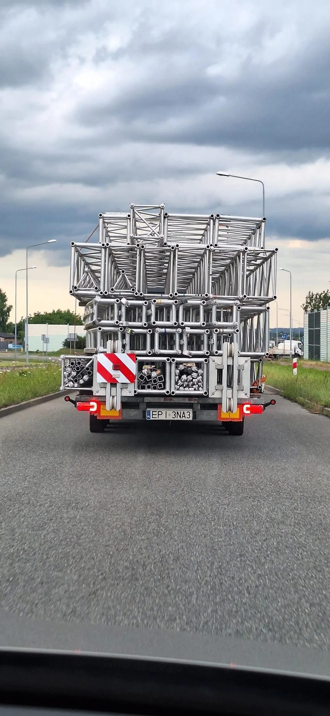 Gościu weź ty ten telefon od ucha i nie wpie*****j się ludziom na rondo!