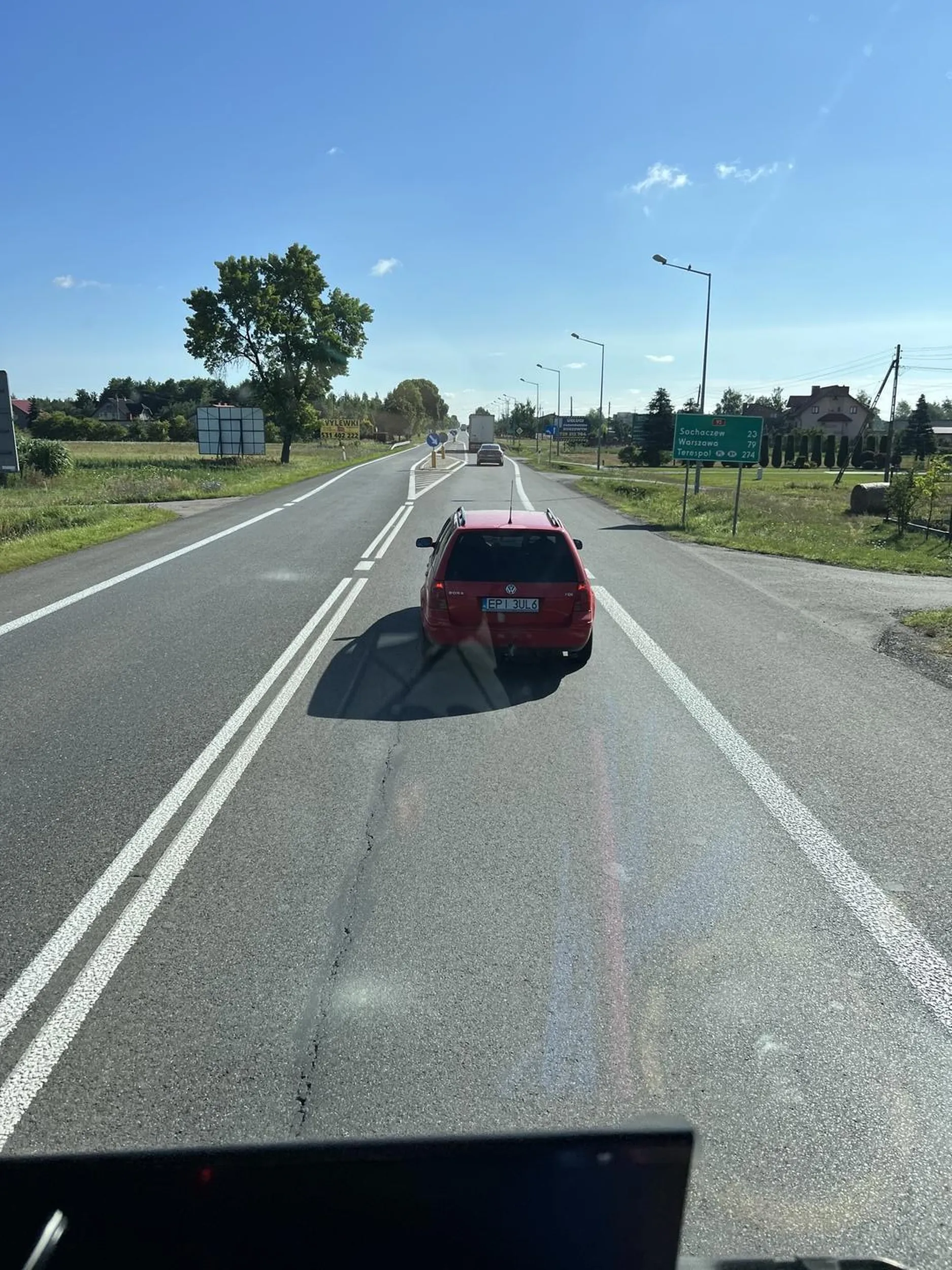 Następnym razem zastanów się tłuku gdy postanowisz wjechać wprost pod kabinę 40t zestawu. Ta długość palca który pokazywałeś świadczy o pojemności Twojej sraki? Filmik z kamerki wysyłam na StopCham, oglądaj uważnie