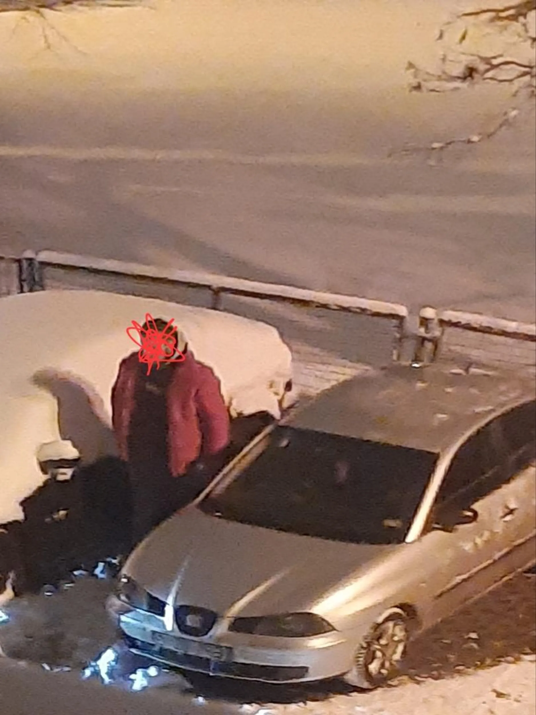 Siedzi w odpalonym aucie przed domem, chleje wódę z kolegą i sika na płot przy parkingu. Obrzydliwe zachowanie, współczuję żonie i waszemu kilkumiesięcznemu dziecku.