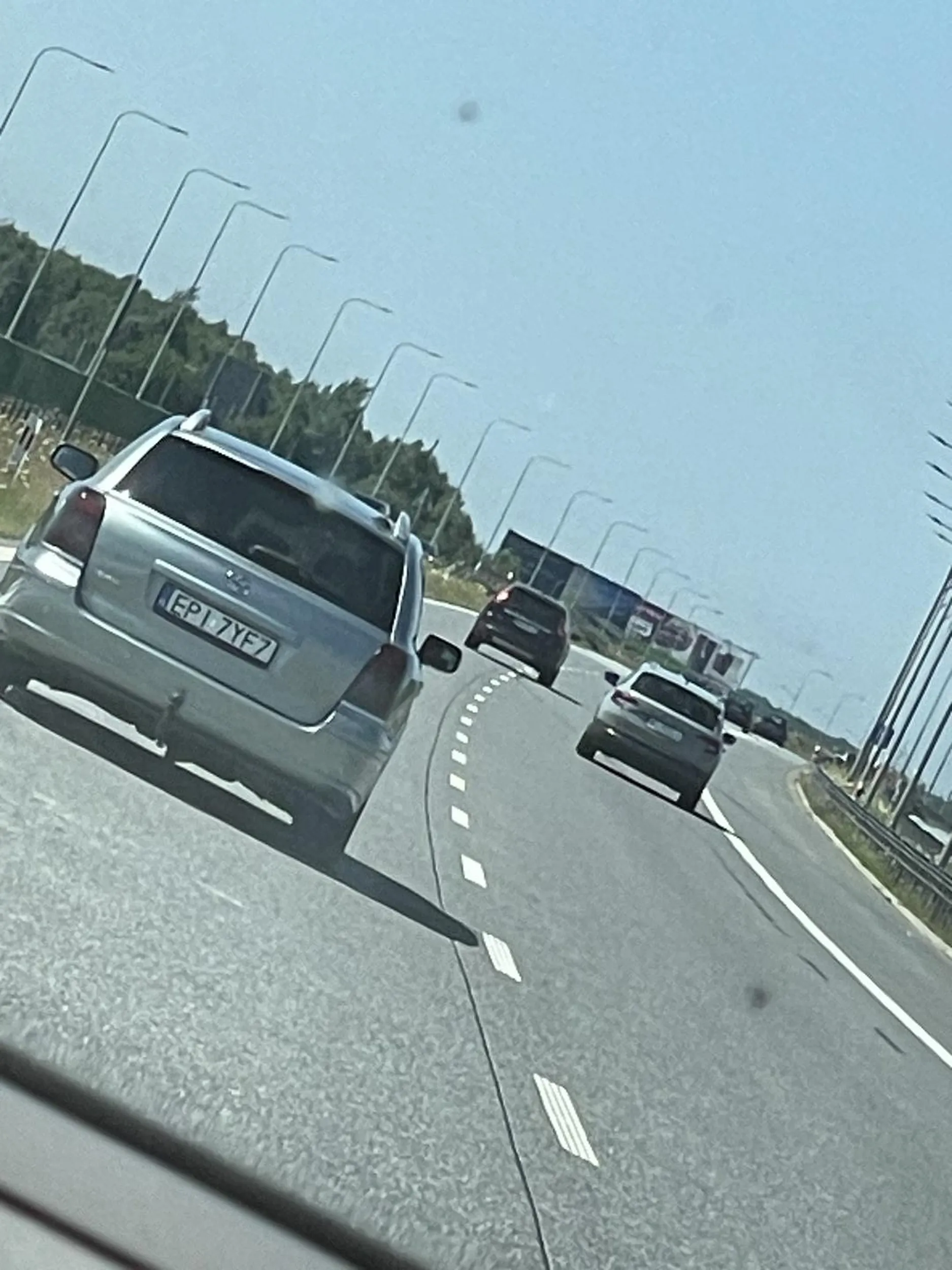 Ziomek, prawym pasem na autostradzie się nie wyprzedza. Jak masz kompleks to kup coś co chipsie nie wypluje chmury i korby bokiem bo japoniec na gnój to dowód na bycie pantoflem, a Twoje zachowanie na autostradzie obrazuje to gdzie uczyłeś się jeździć chłopku.