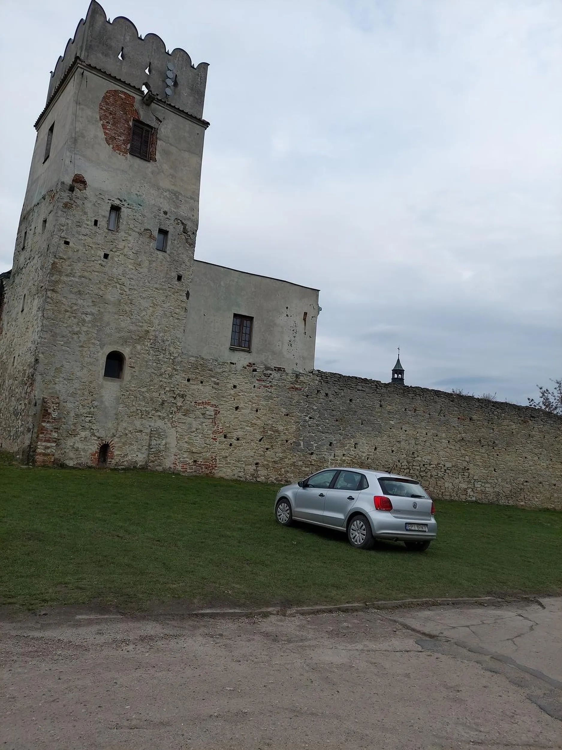 Parking z wolnymi miejscami to za mało trzeba na trawie stawać. Cham i prostak.